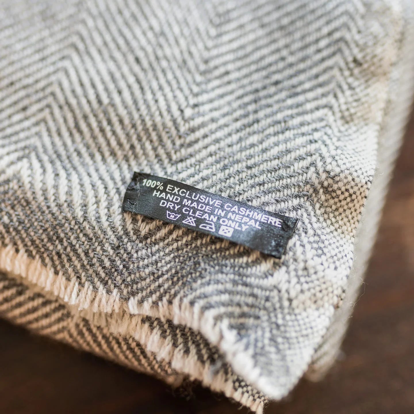 Verdancia-Kaschmirdecke mit Fischgratmuster - grau - 135 x 270cm-Decke-Black-Deal-Outlet-by-ARCHIVIST