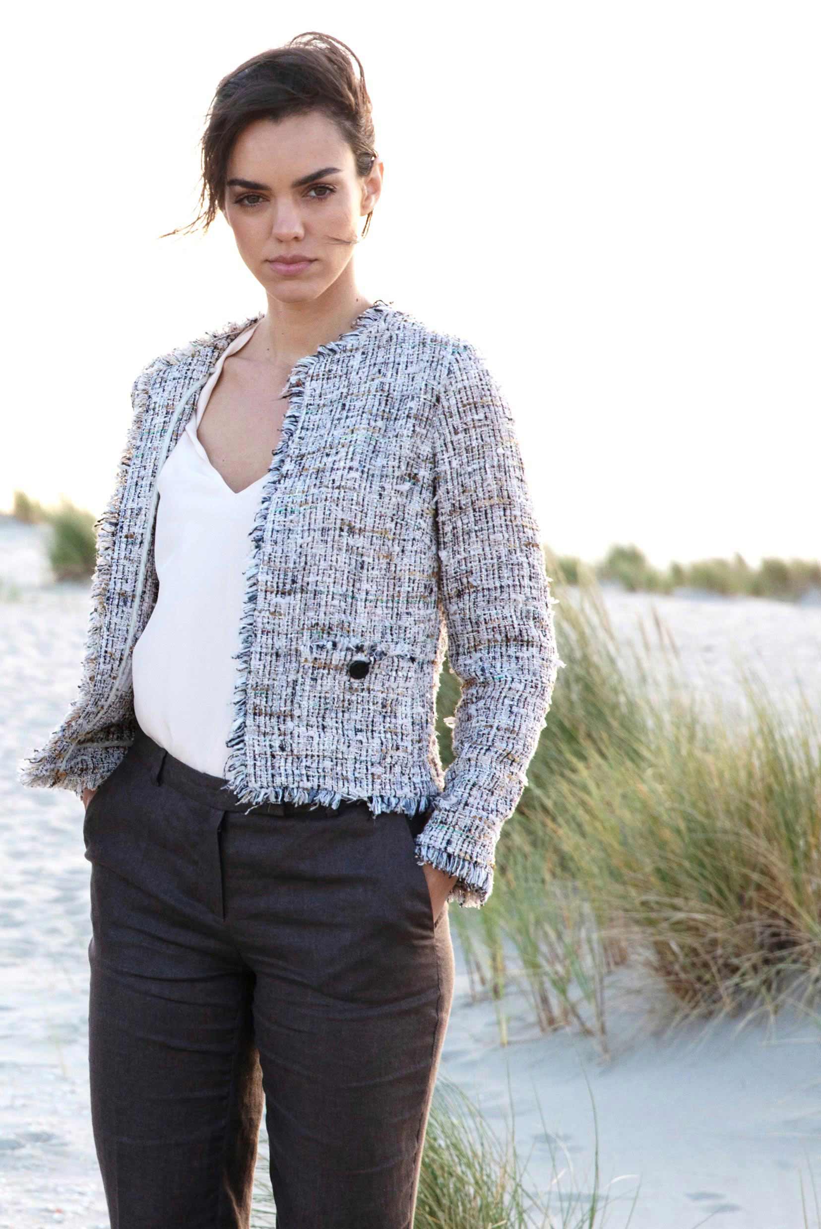 Van Laack-Cropped-Jacke mit Fransendetails aus Bouclé-Tweed-Baumwoll-Viskose-Mischung-Jacken & Mäntel-Black-Deal-Outlet-by-ARCHIVIST