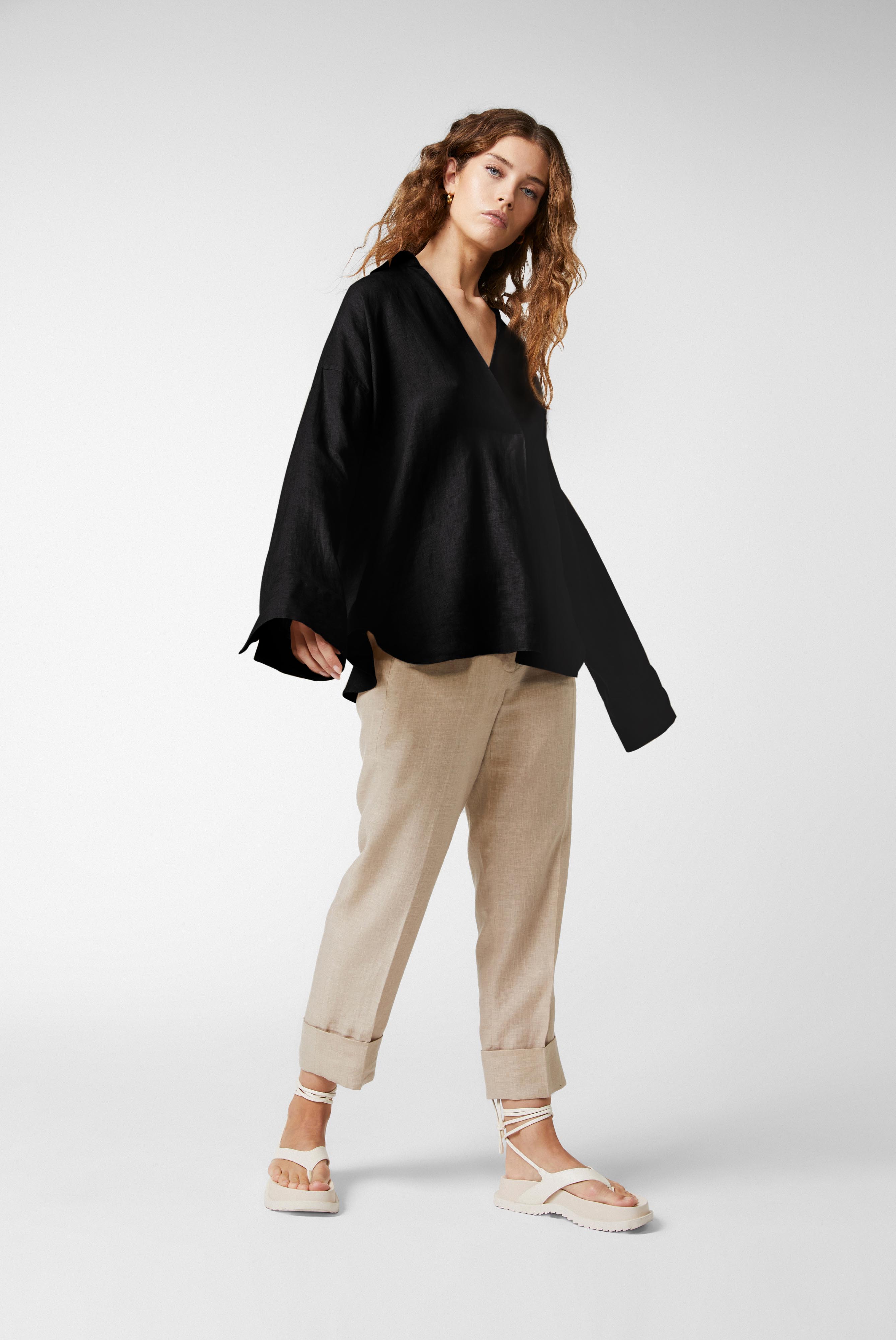 Oversize Bluse mit Hemdblusenkragen und V-Ausschnitt Schwarz