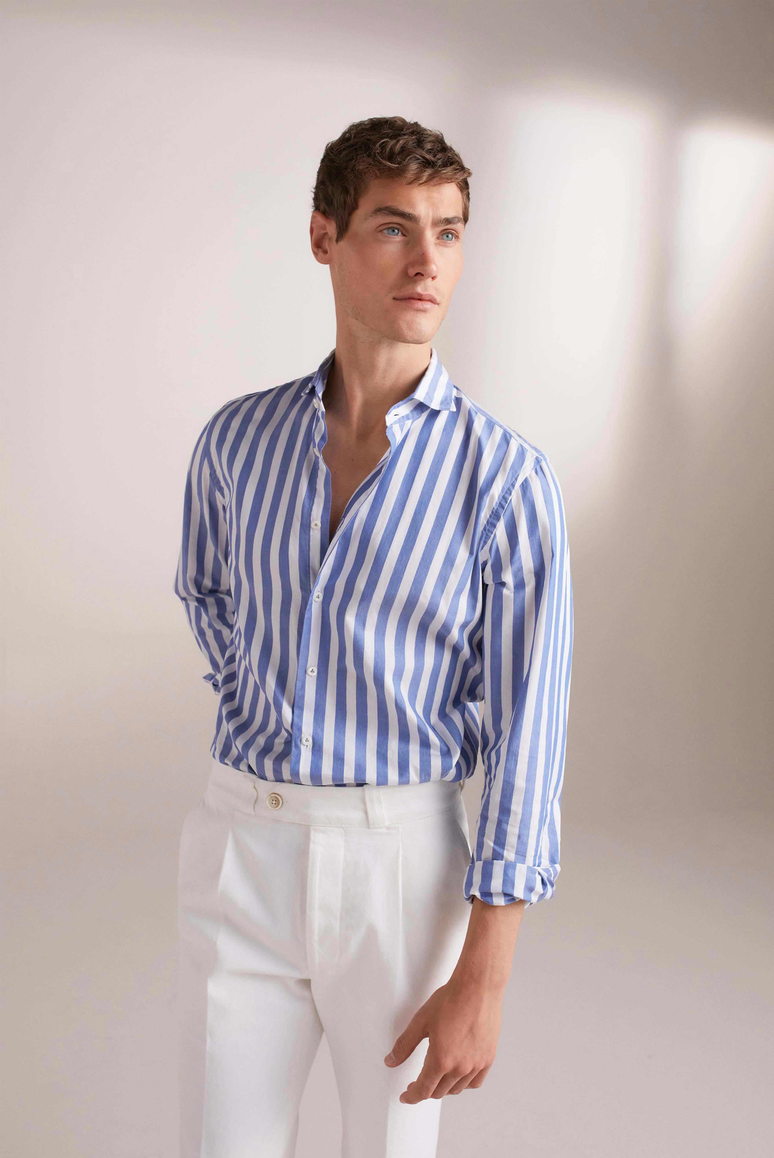 Chemise moderne en coton, coupe ajustée, à rayures denim, bleue et blanche