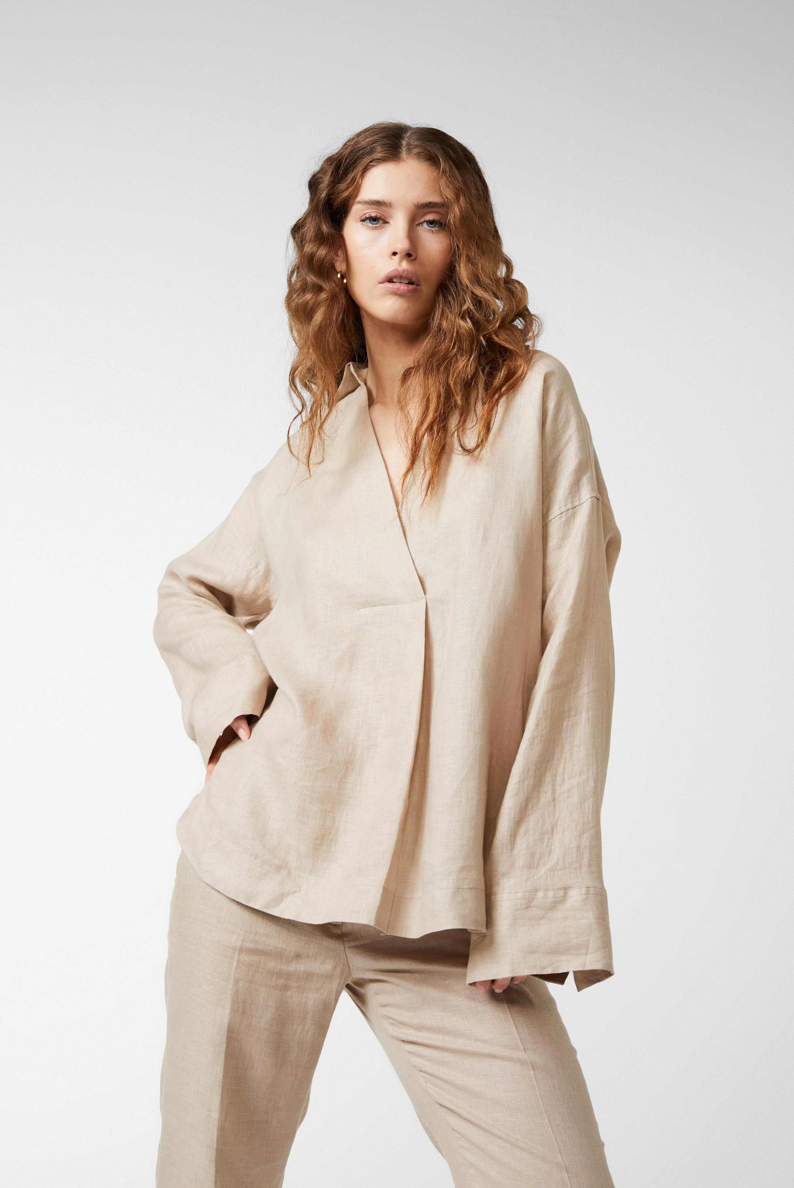 Oversize Bluse mit Hemdblusenkragen und V-Ausschnitt