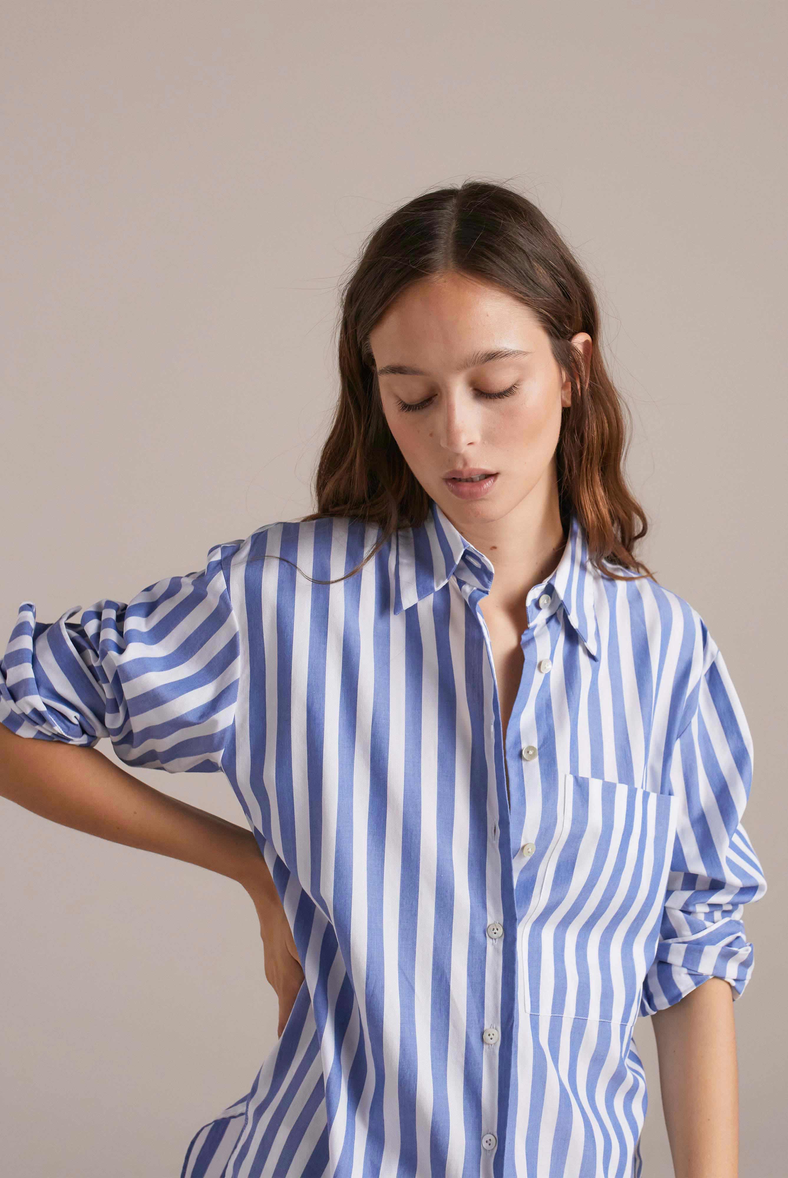 Loose-fitting cotton shirt blouse with pocket and denim stripes, white/blue