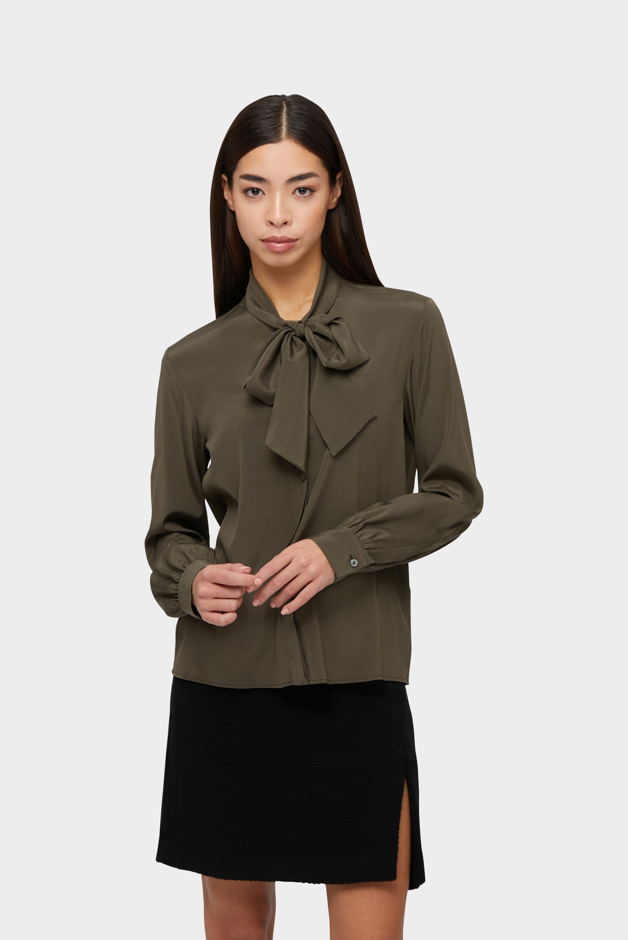 Blouse with bow 