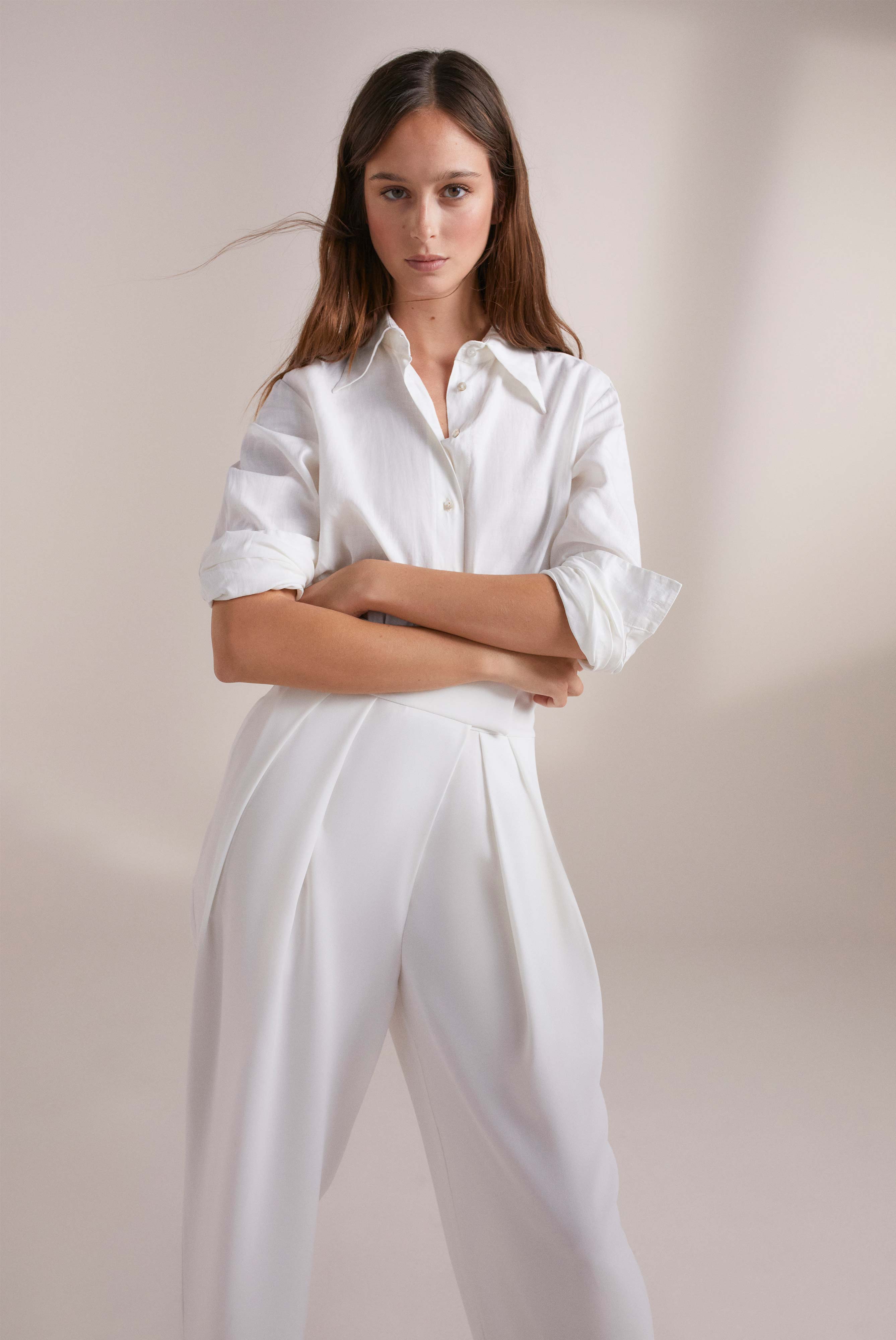 Loose-fitting shirt blouse in soft washed white linen
