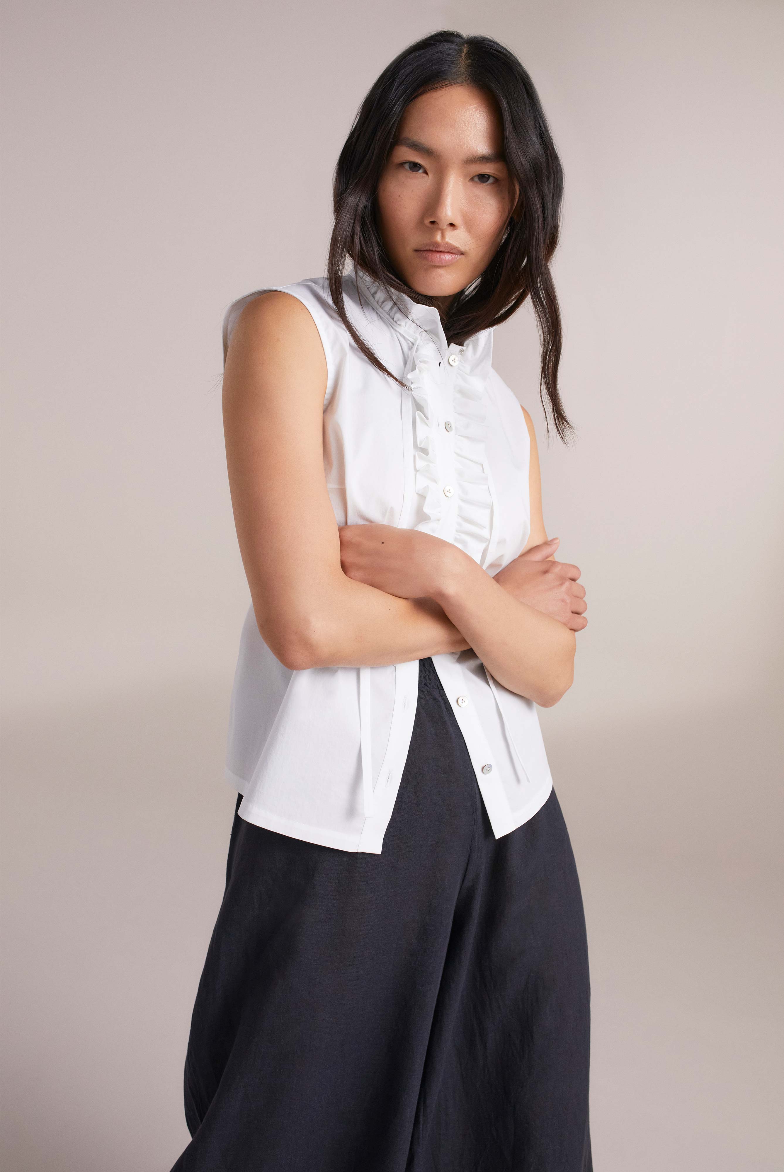 Ärmellose Bluse mit Rüschenknopfleiste Weiß