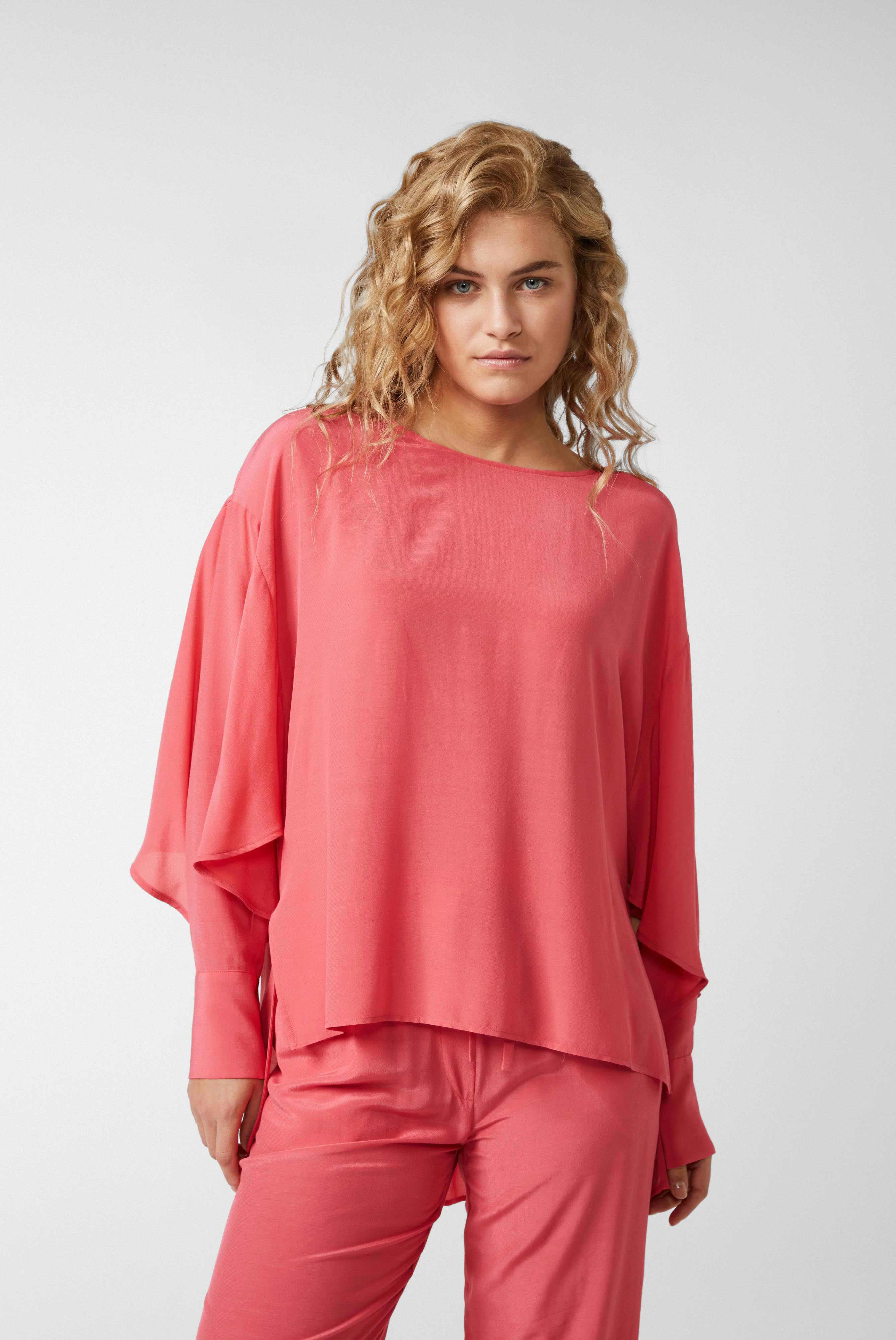 Kragenlose Bluse mit verlängerter Rückenseite aus Viskose Pink