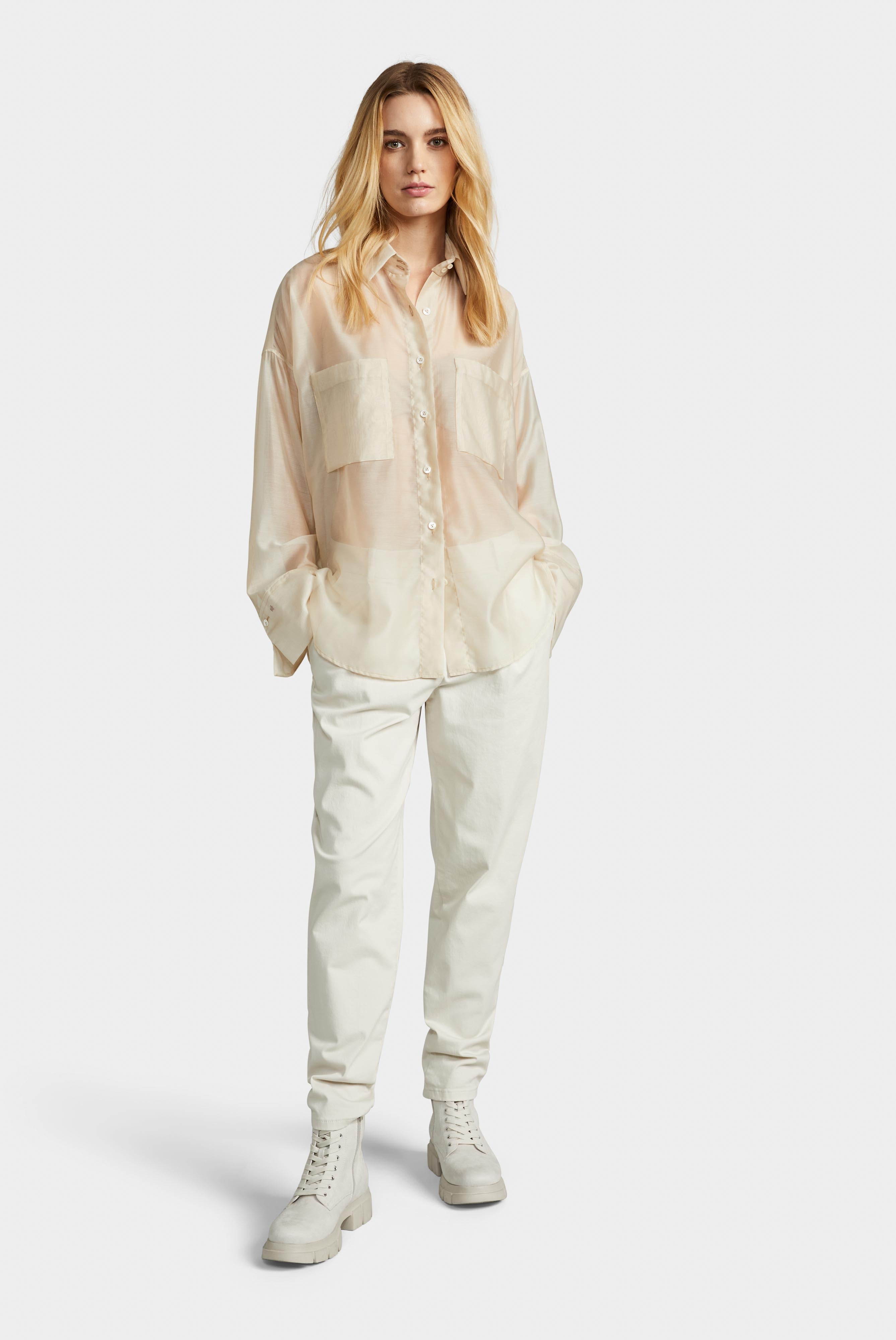 Hemdbluse mit großer Manschette und aufgesetzten Taschen Beige