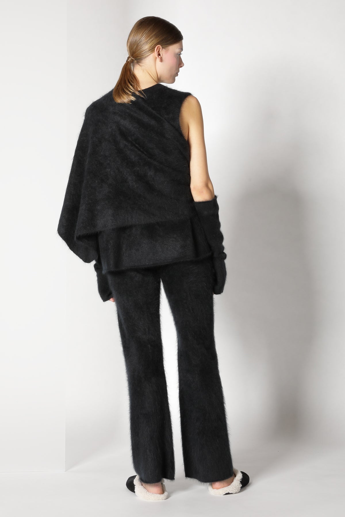 Sminfinity-Furry Triangle Scarf-Accessoires-Black-Deal-Outlet-by-ARCHIVIST