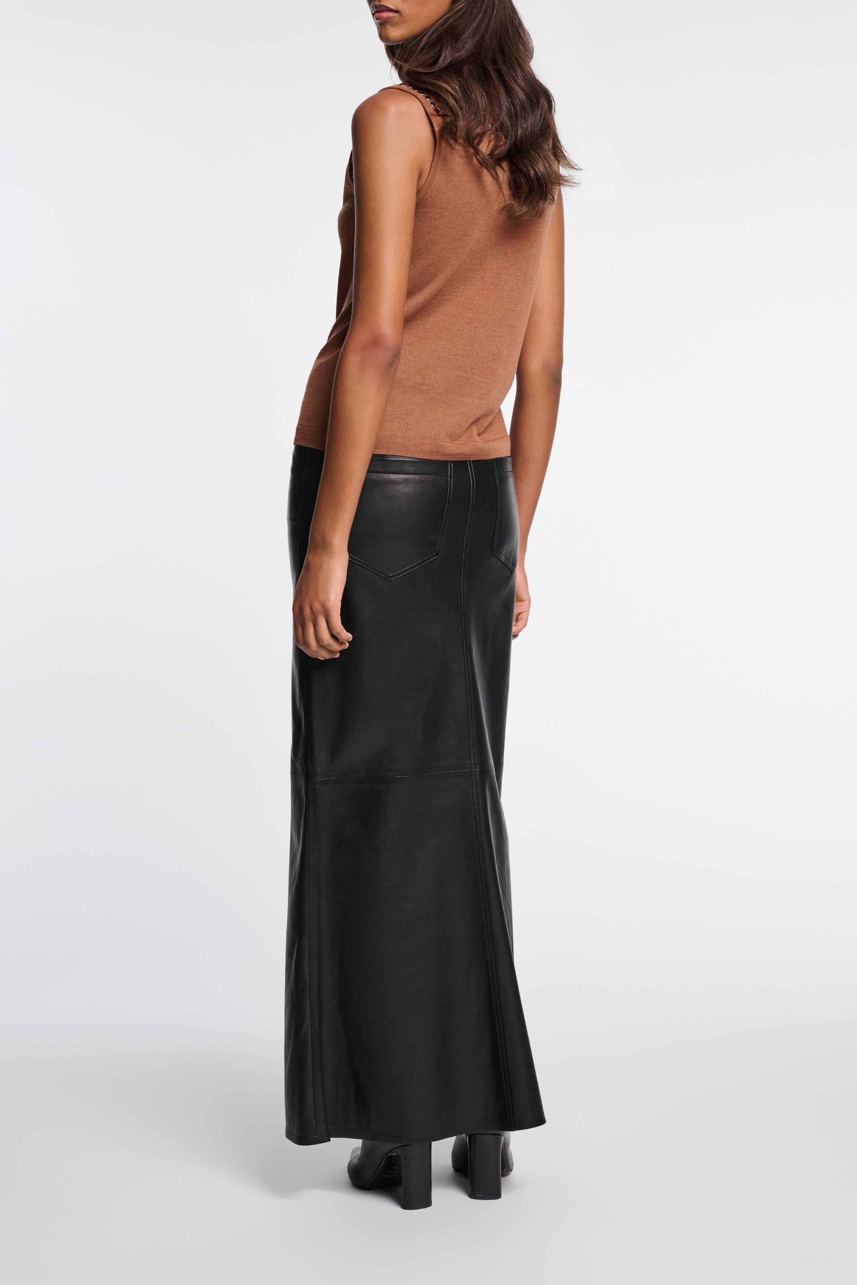 REFINED ESSENTIALS top