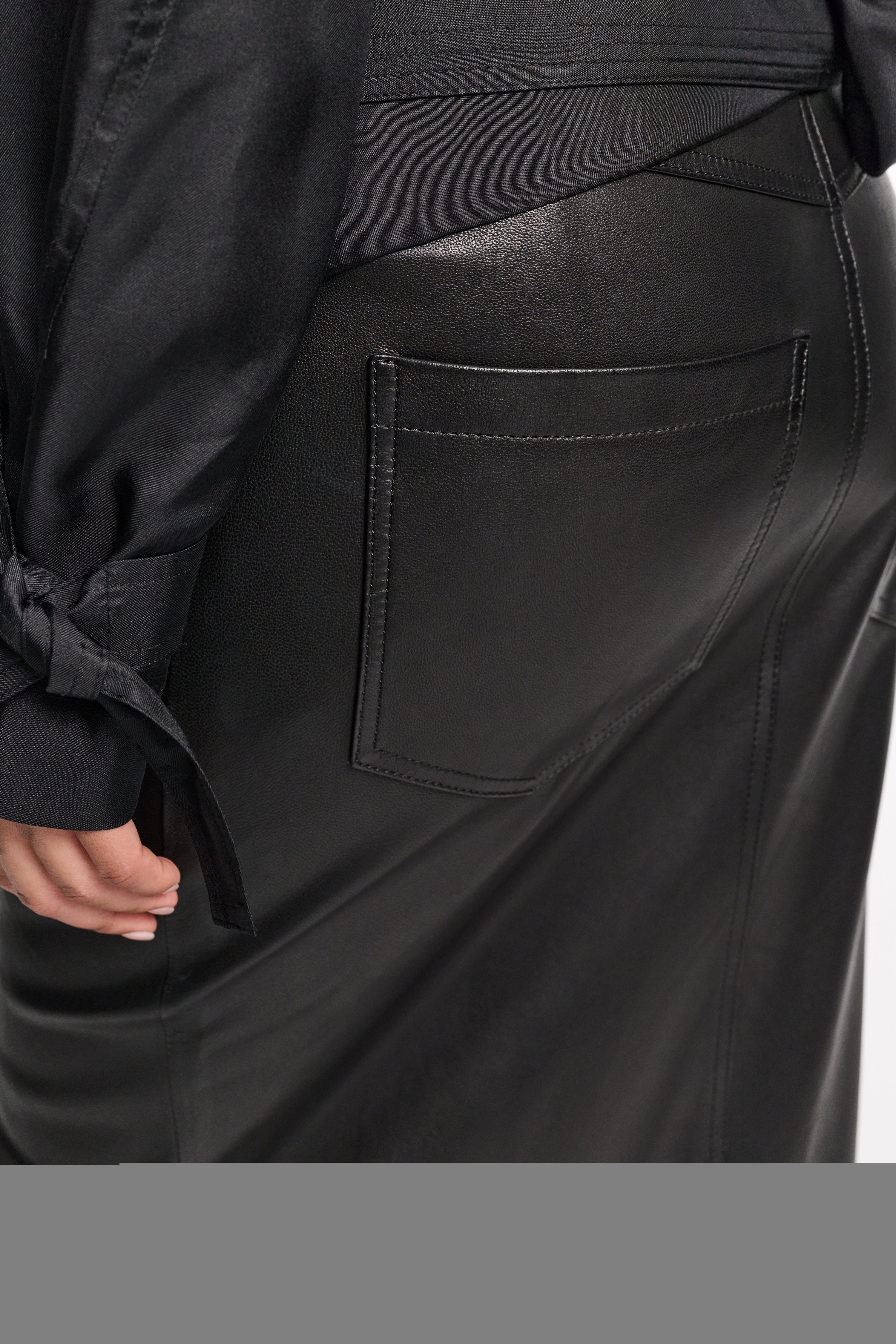 SLEEK STATEMENT skirt