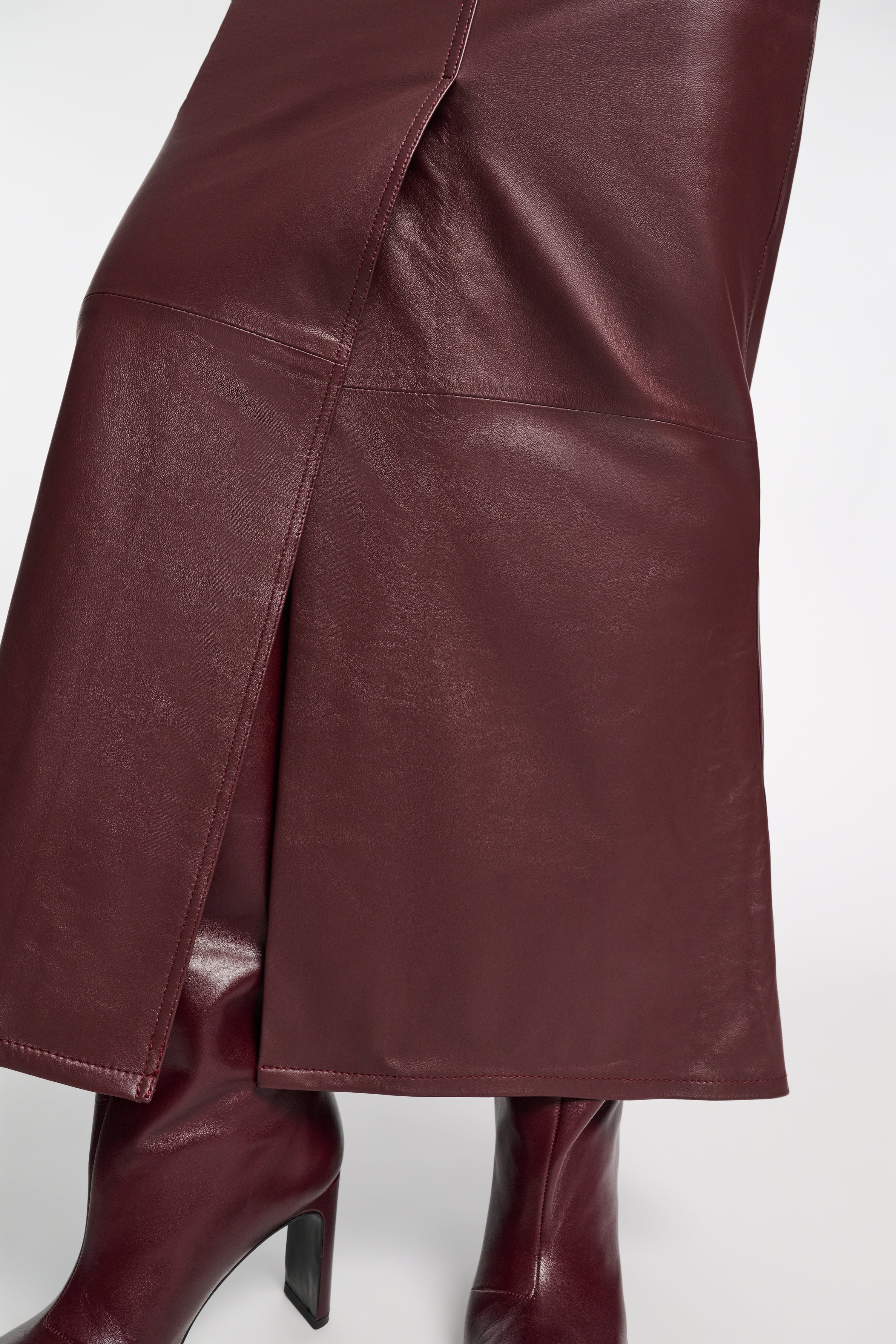 SLEEK STATEMENT skirt