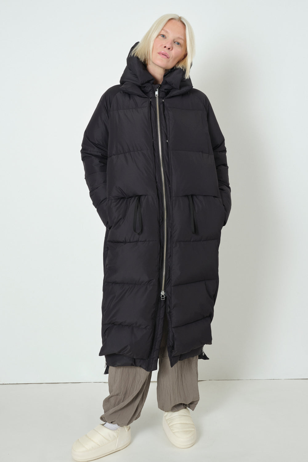 Embassy Of Bricks And Logs-LOURDES PUFFER COAT-Jacken & Mäntel-Black-Deal-Outlet-by-ARCHIVIST