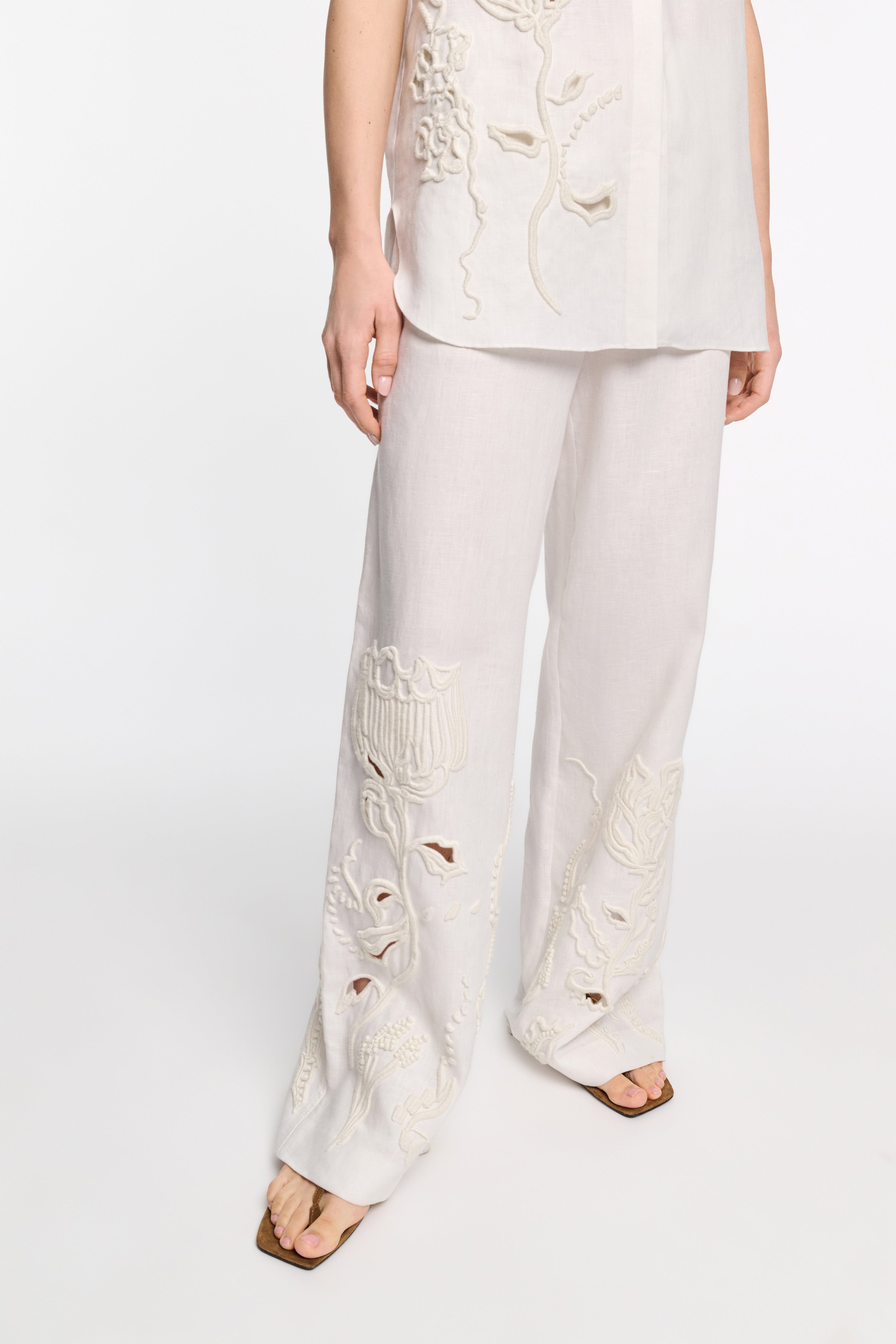 EMBROIDERED BEAUTY pants