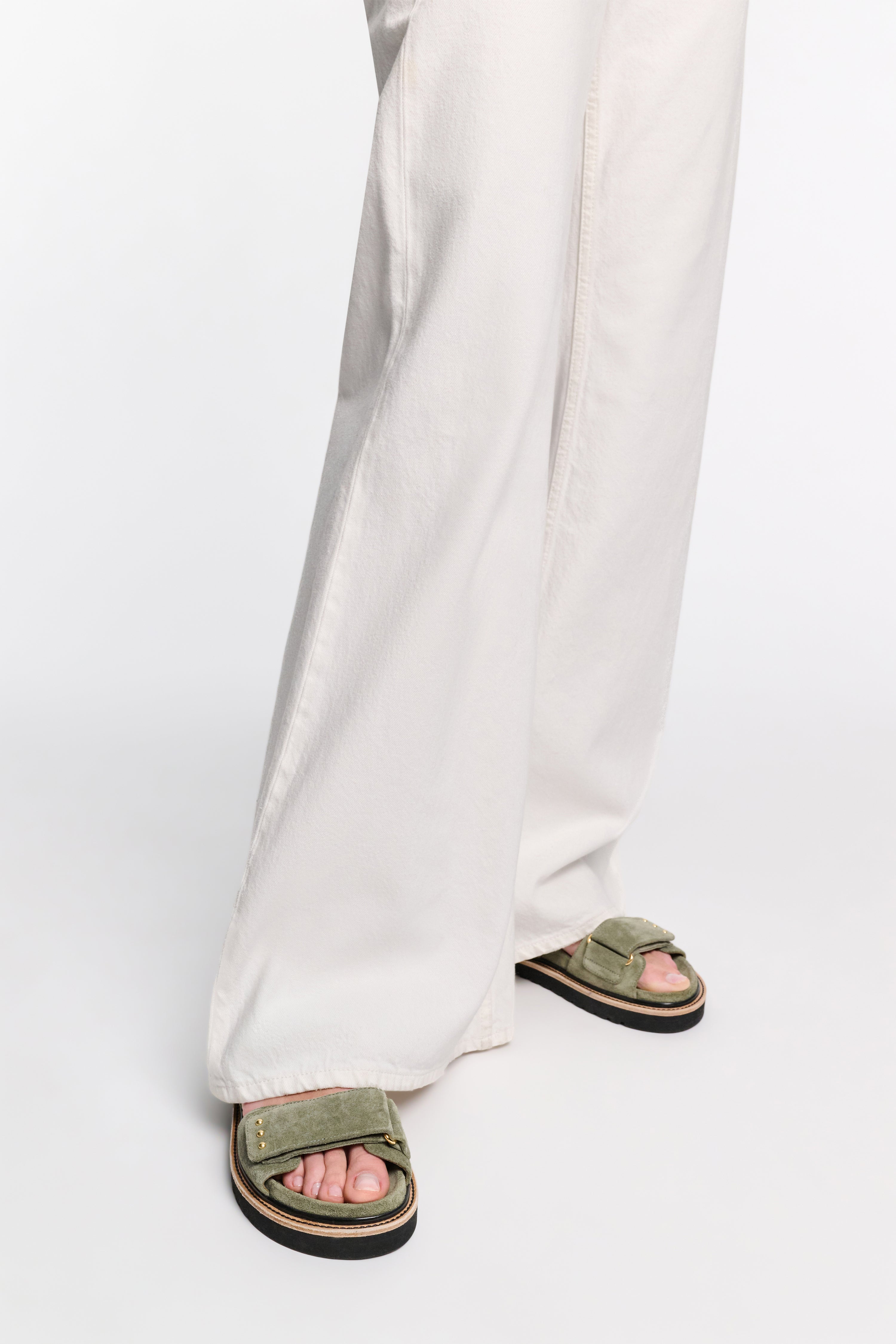 SUEDE SENSATION velcro strap footbed