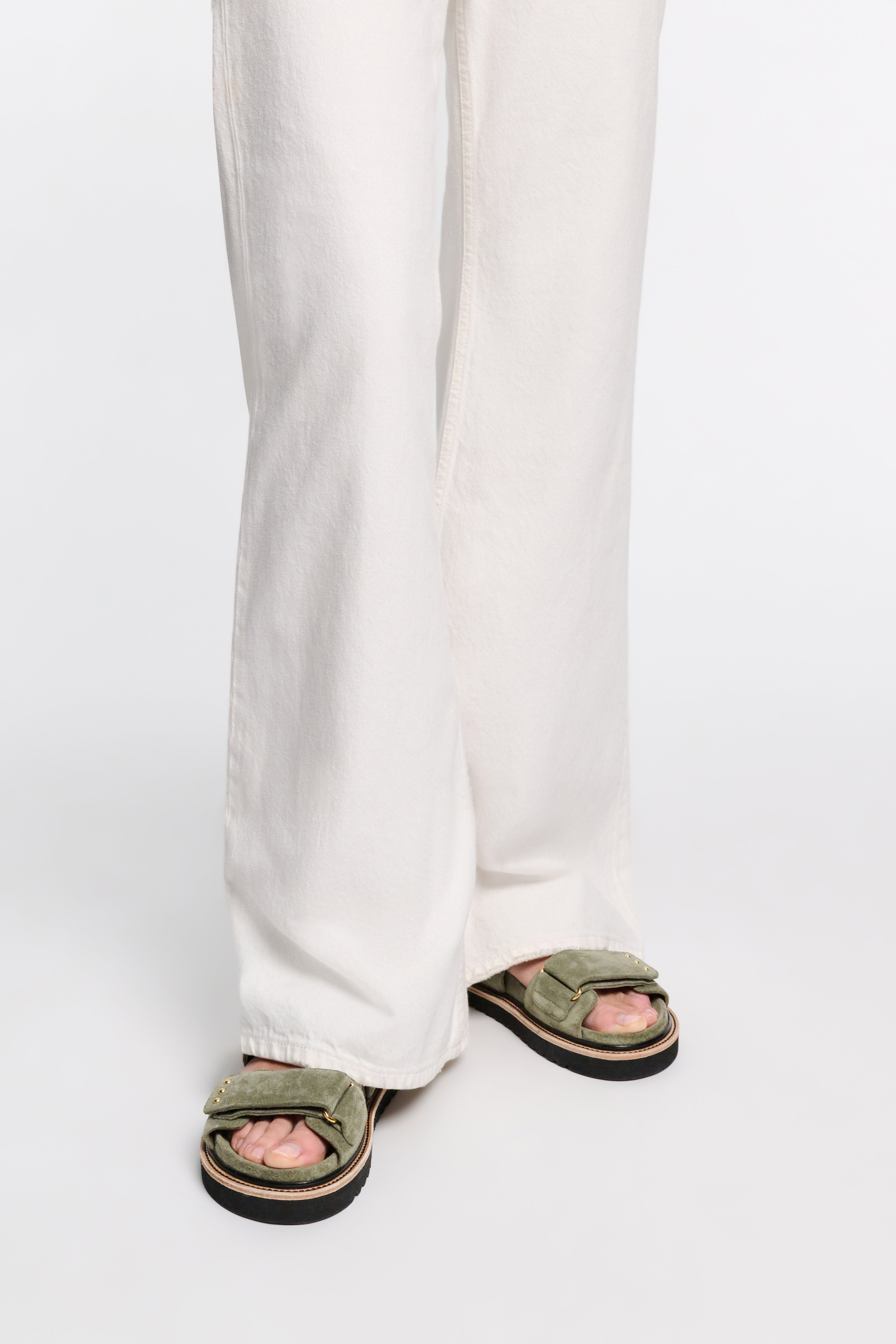 SUEDE SENSATION velcro strap footbed