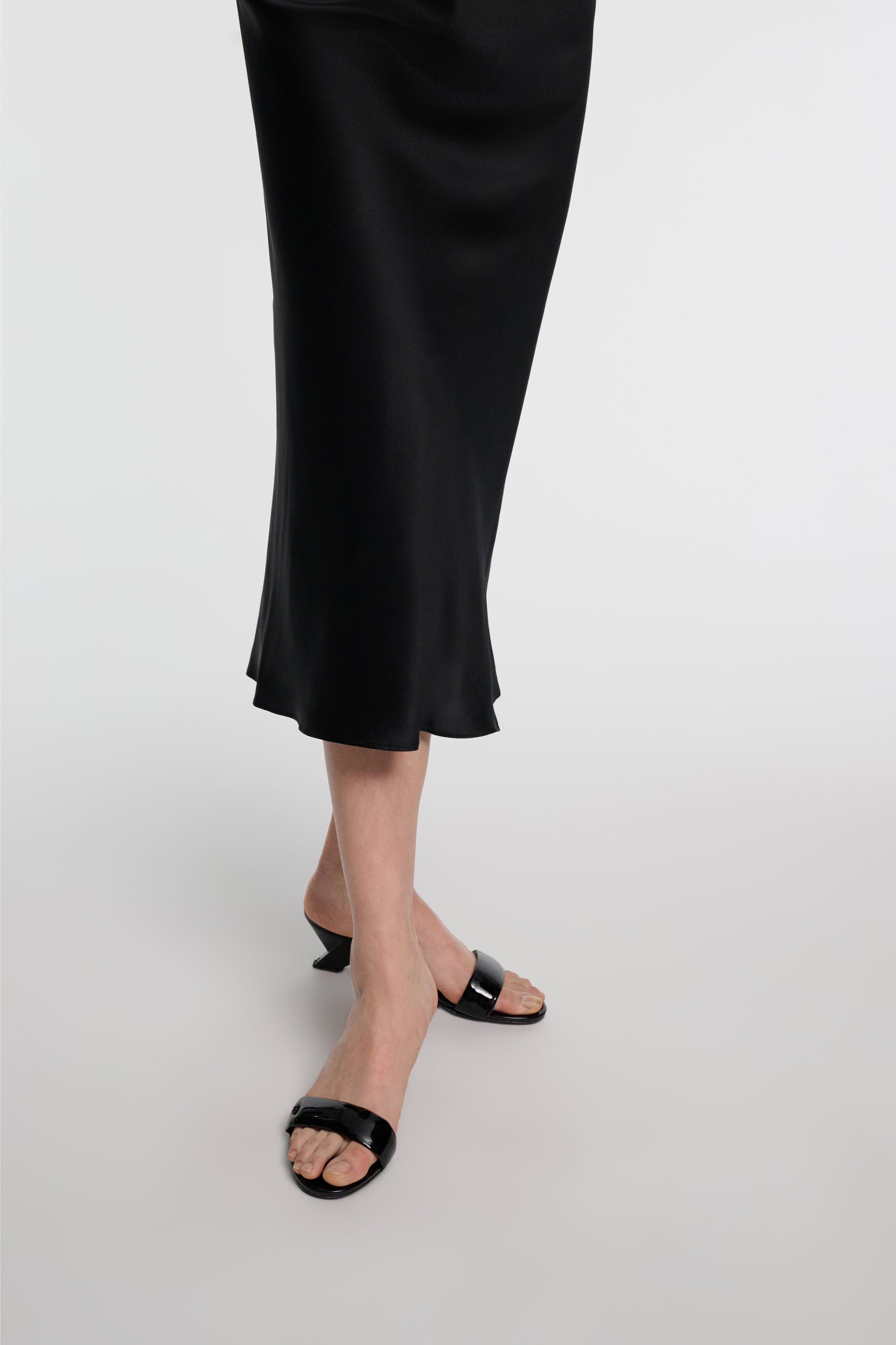 GLOSSY SHINE wedge mule