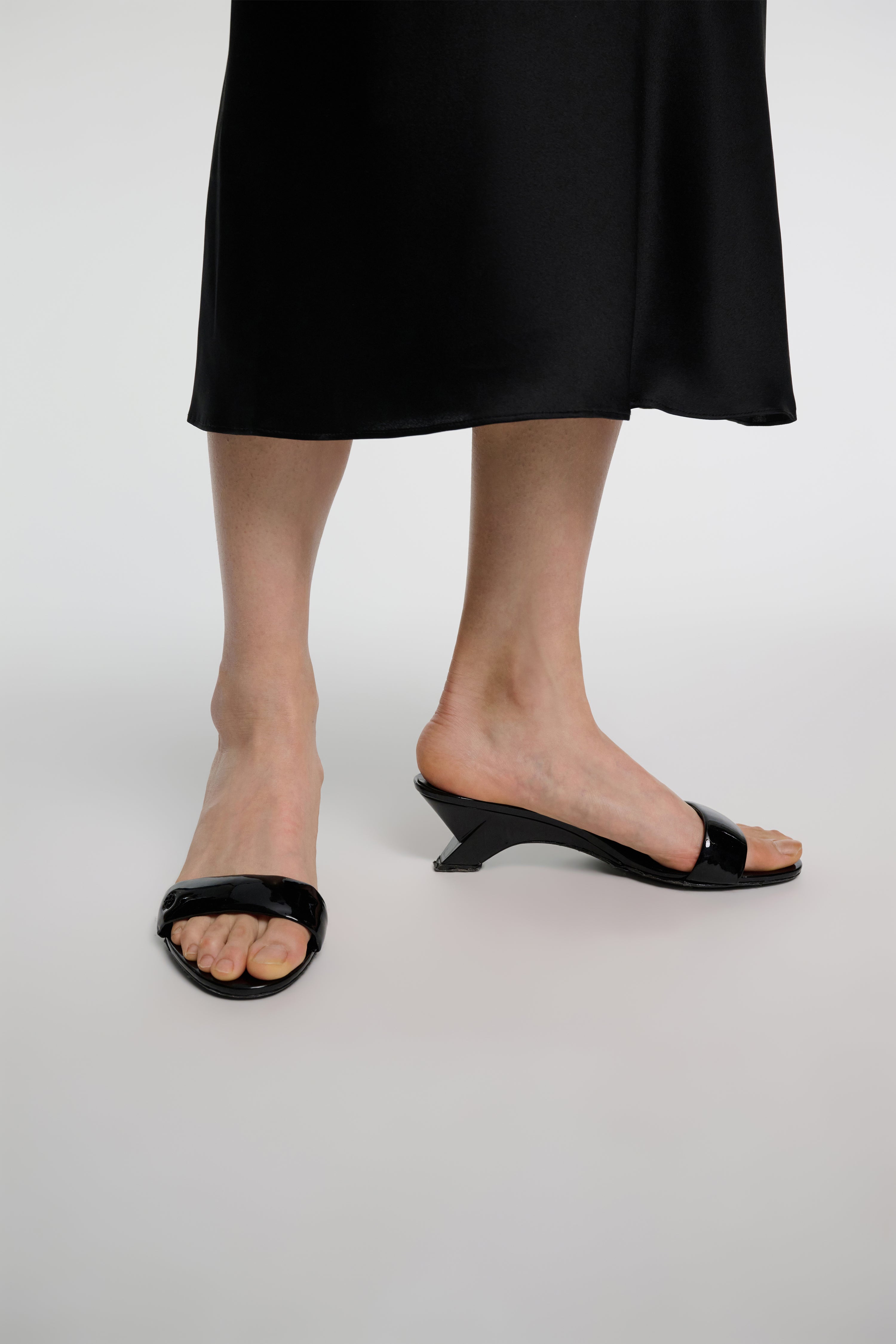 GLOSSY SHINE wedge mule