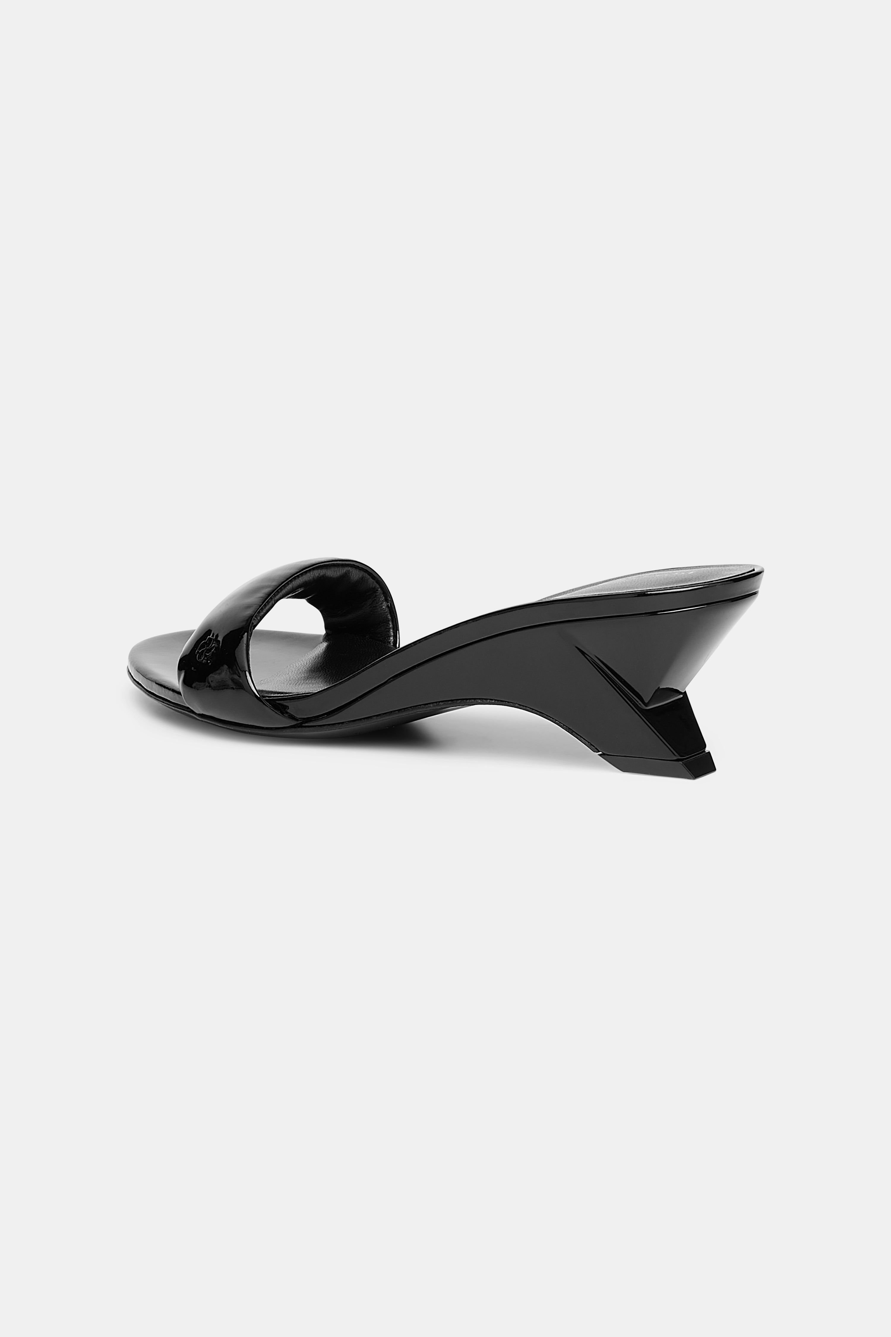 GLOSSY SHINE wedge mule