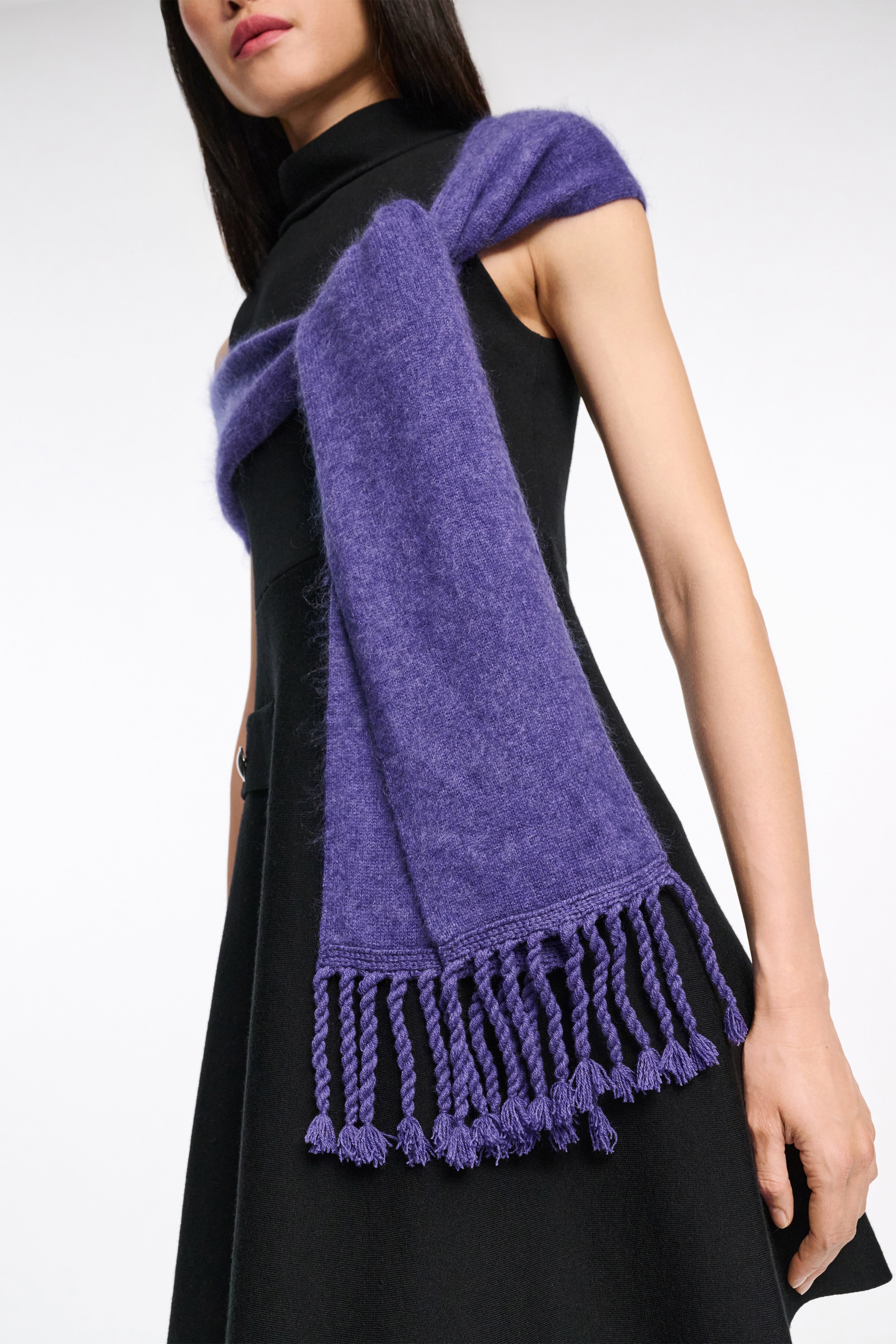 FLUFFY STATEMENT scarf