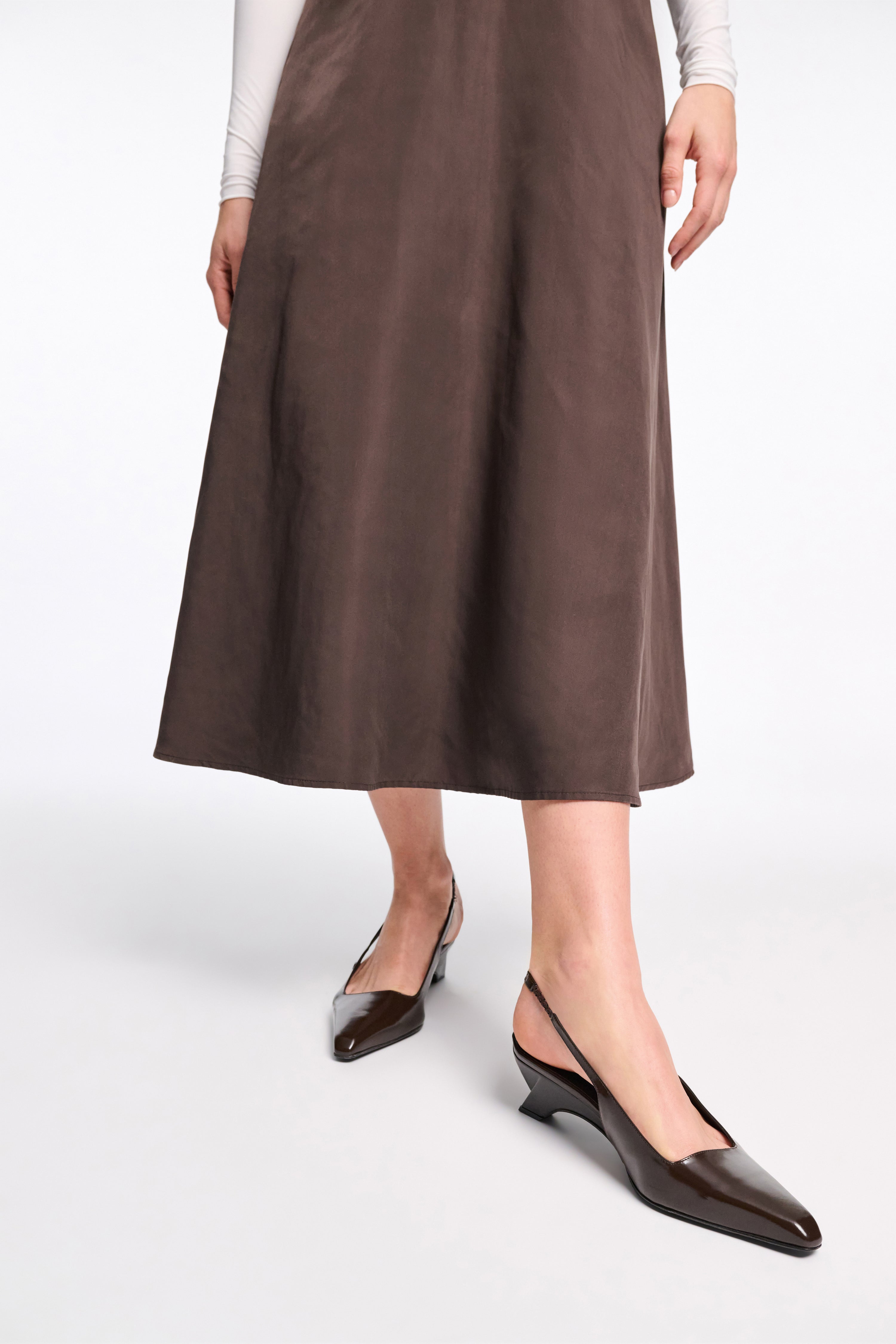 SUBTLE SHINE Wedge Slingback
