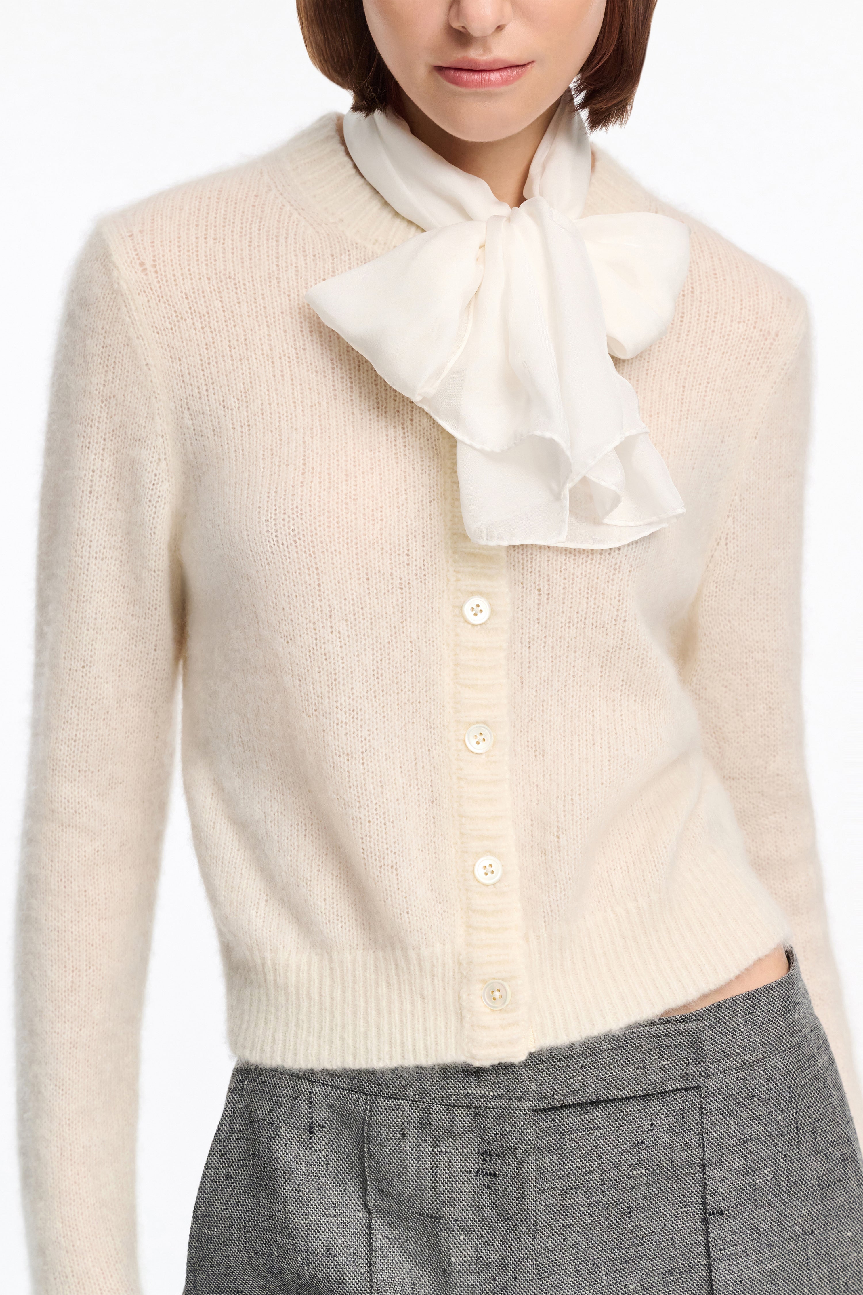 SHEER LIGHTNESS scarf
