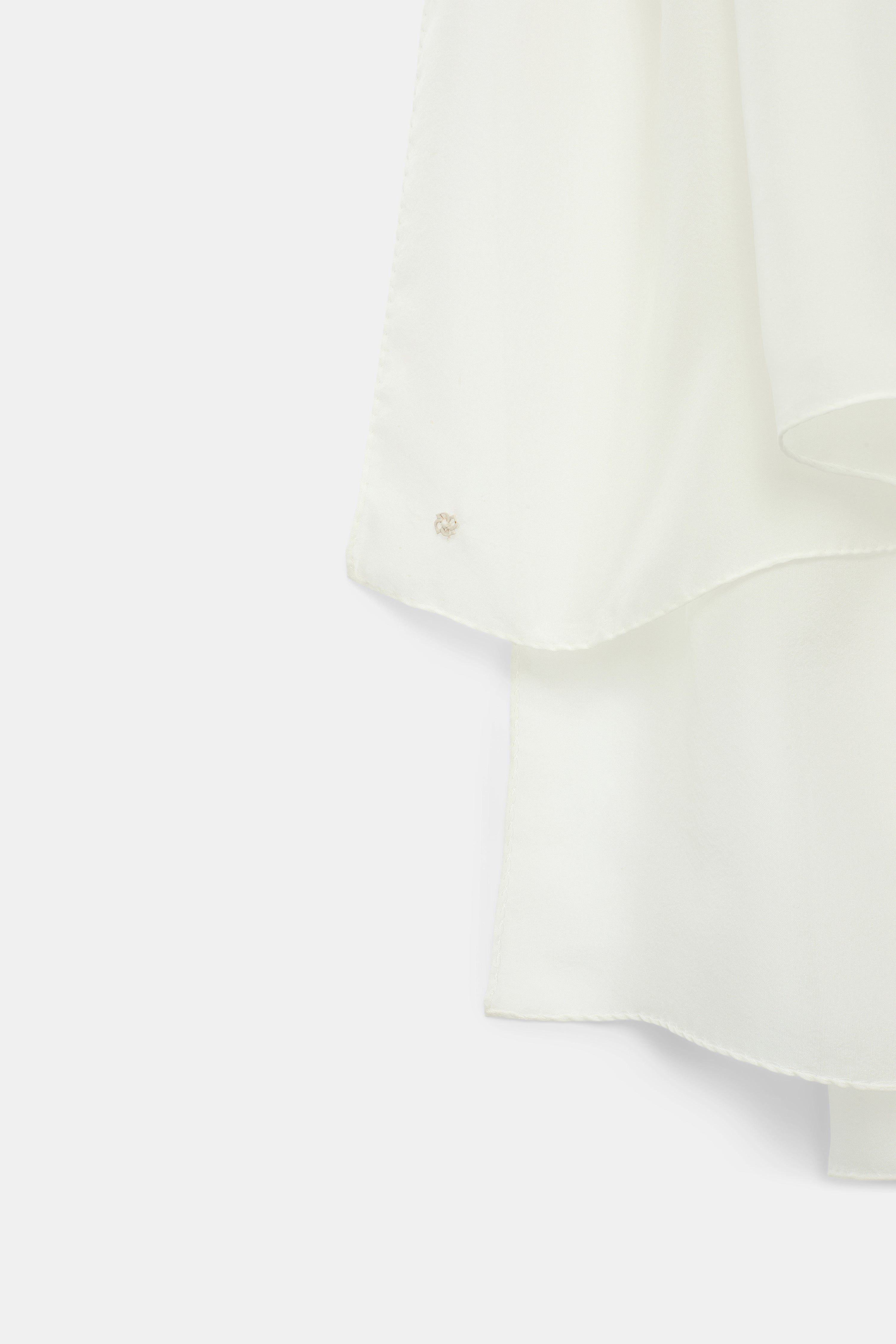 SHEER LIGHTNESS scarf