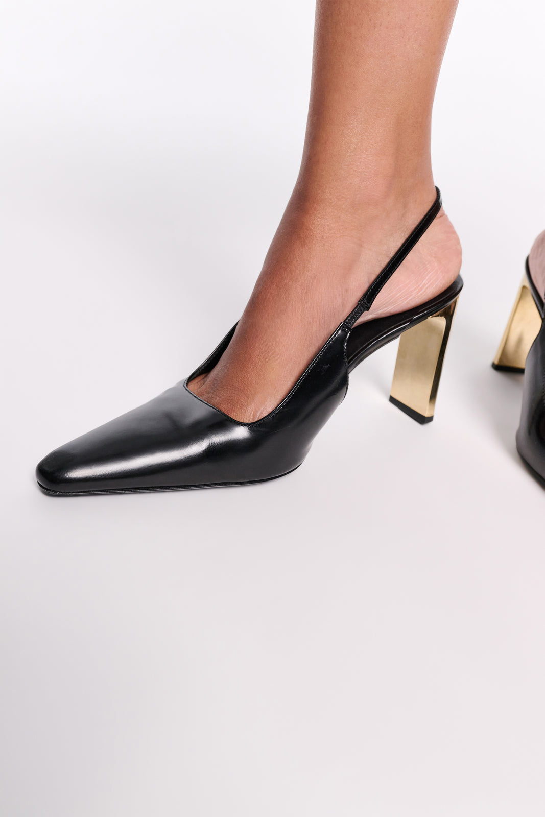 SUBTLE SHINE slingback pump