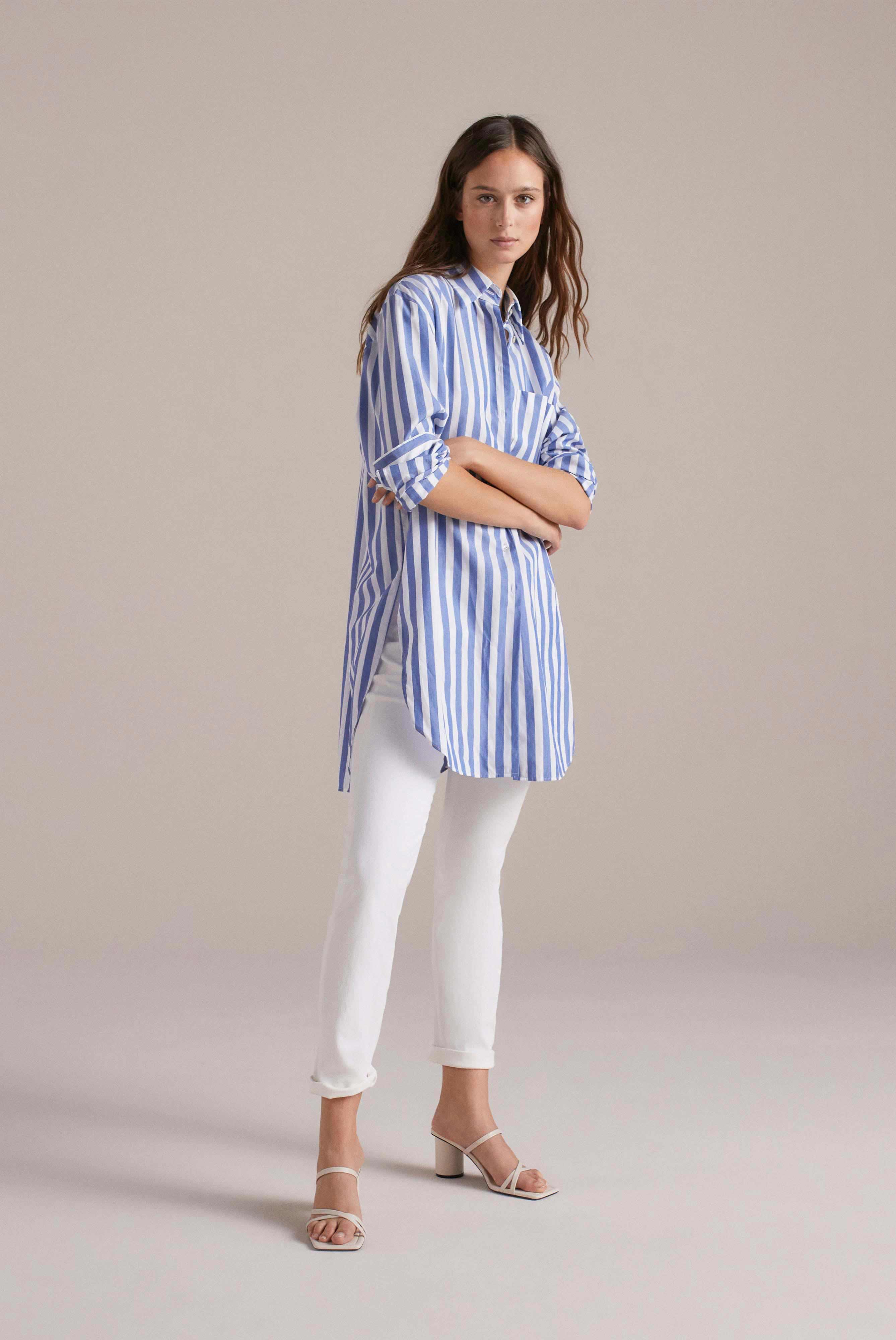 Loose-fitting cotton shirt blouse with pocket and denim stripes, white/blue