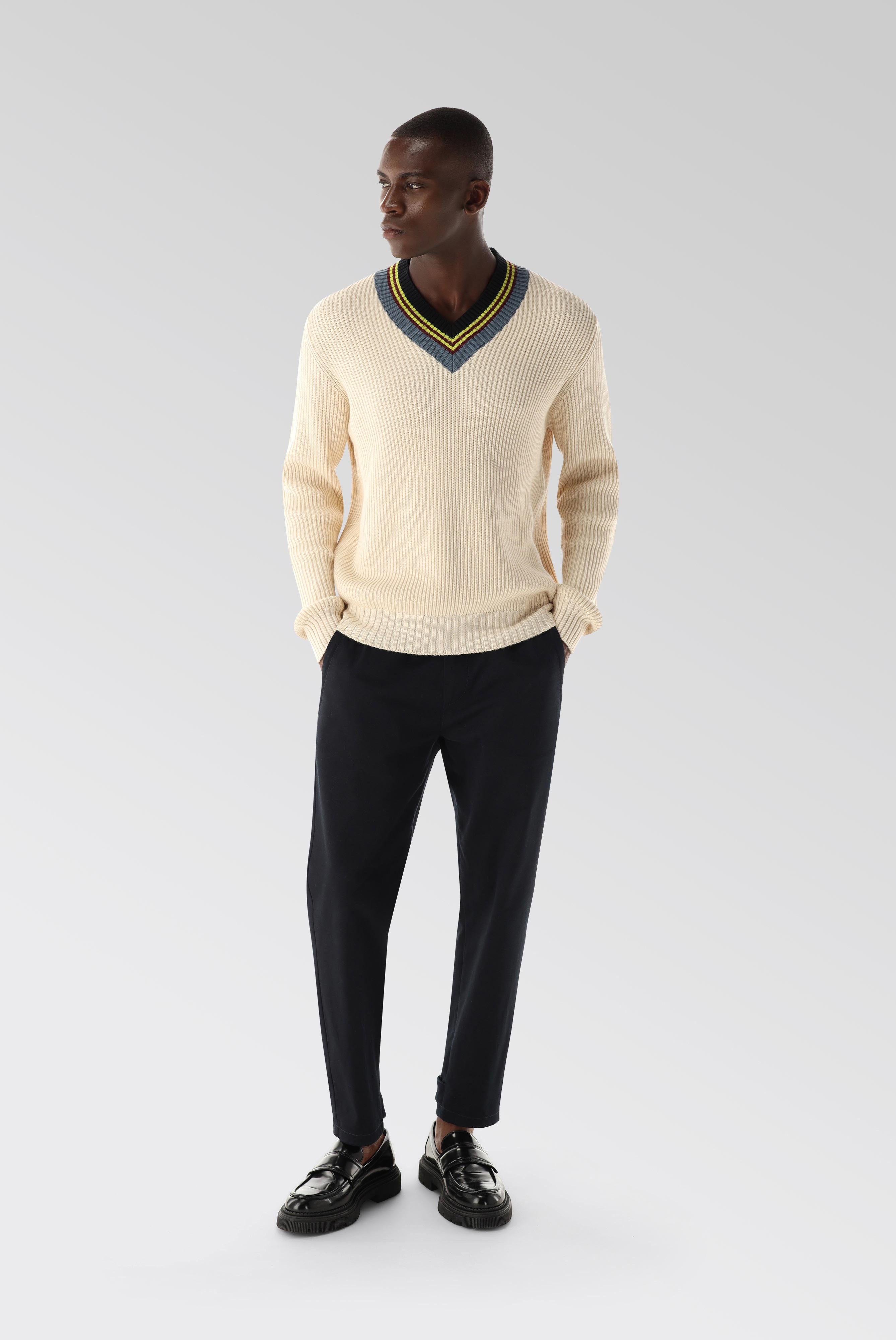 Pull à col en V avec détails rayés