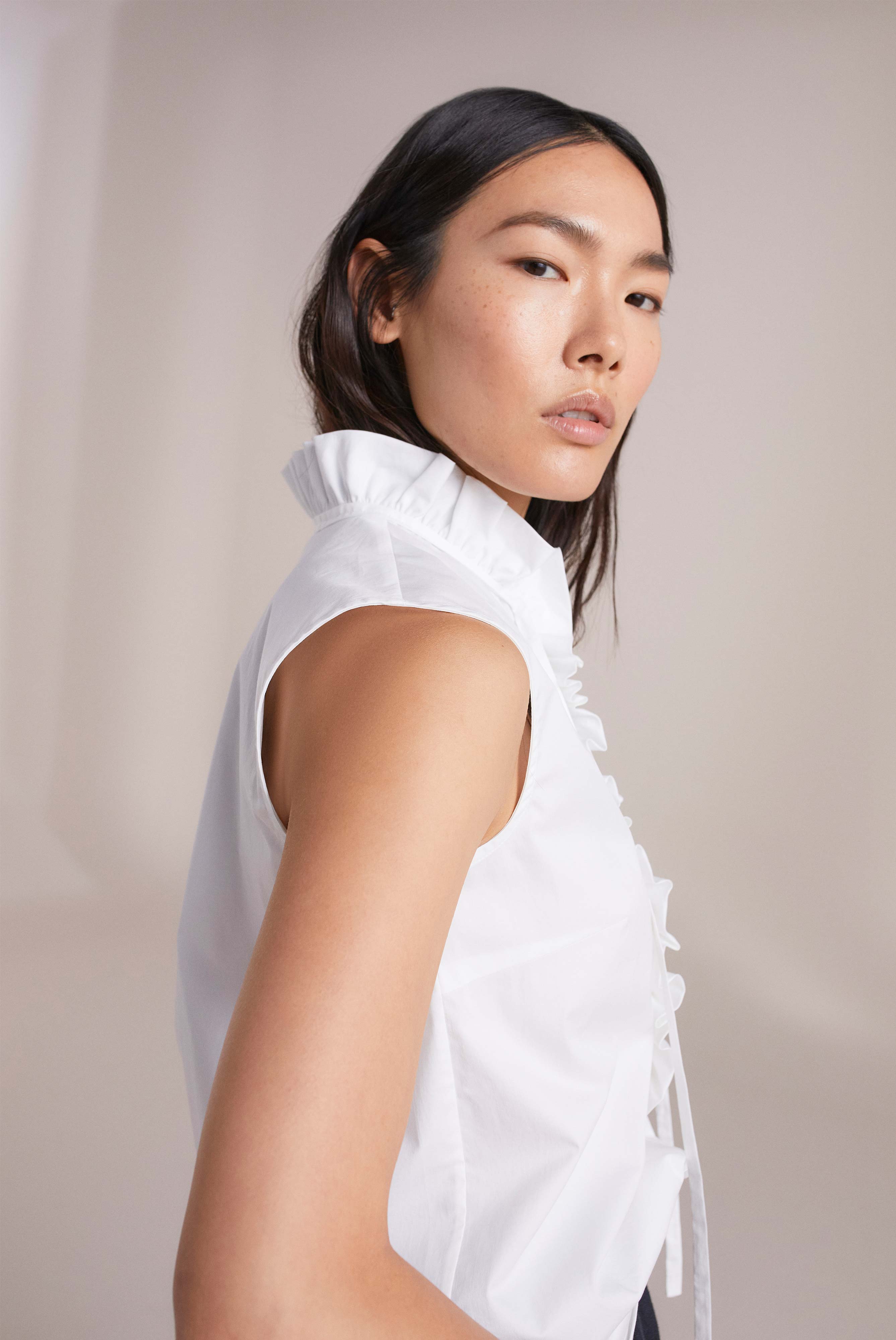 Ärmellose Bluse mit Rüschenknopfleiste Weiß