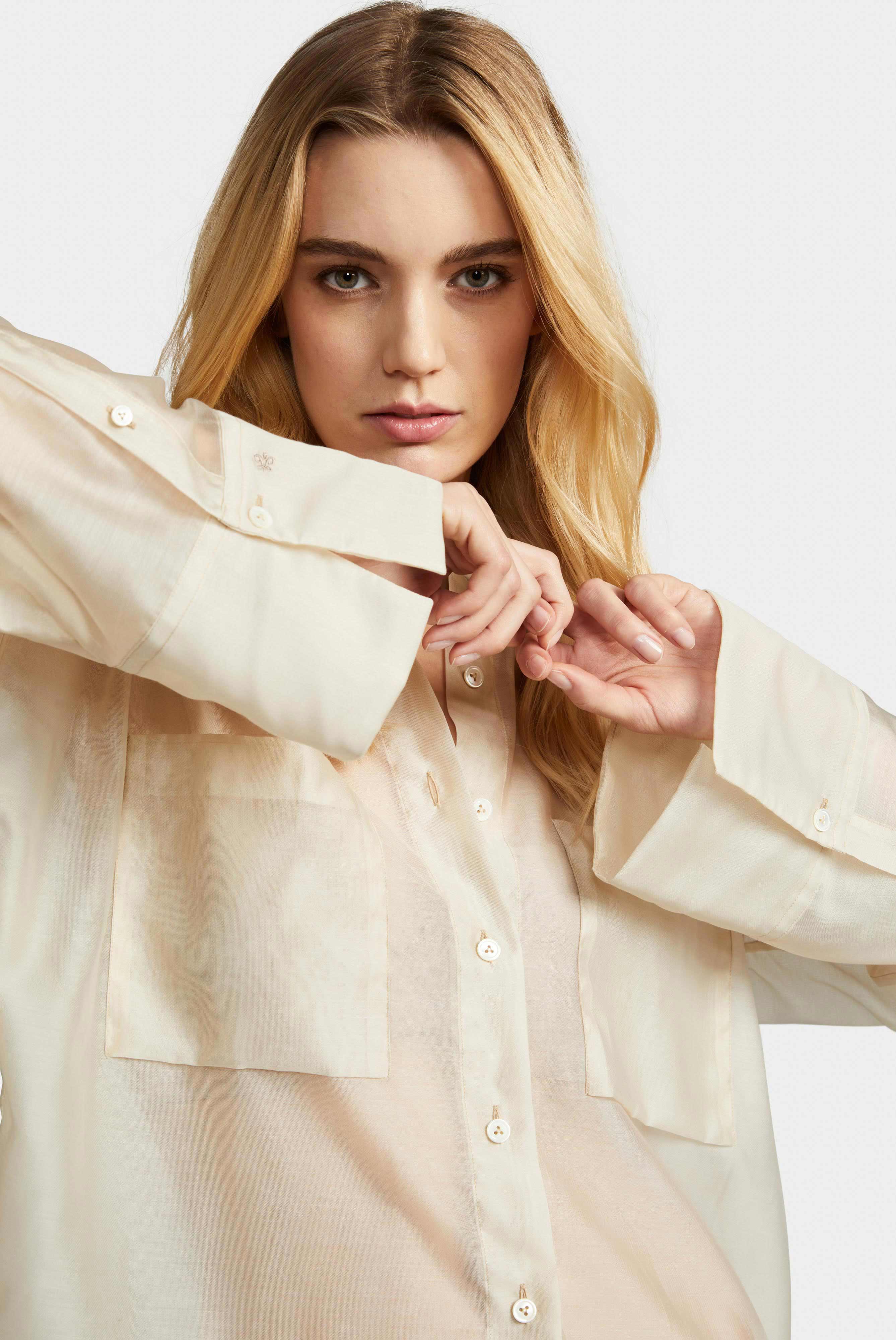 Hemdbluse mit großer Manschette und aufgesetzten Taschen Beige