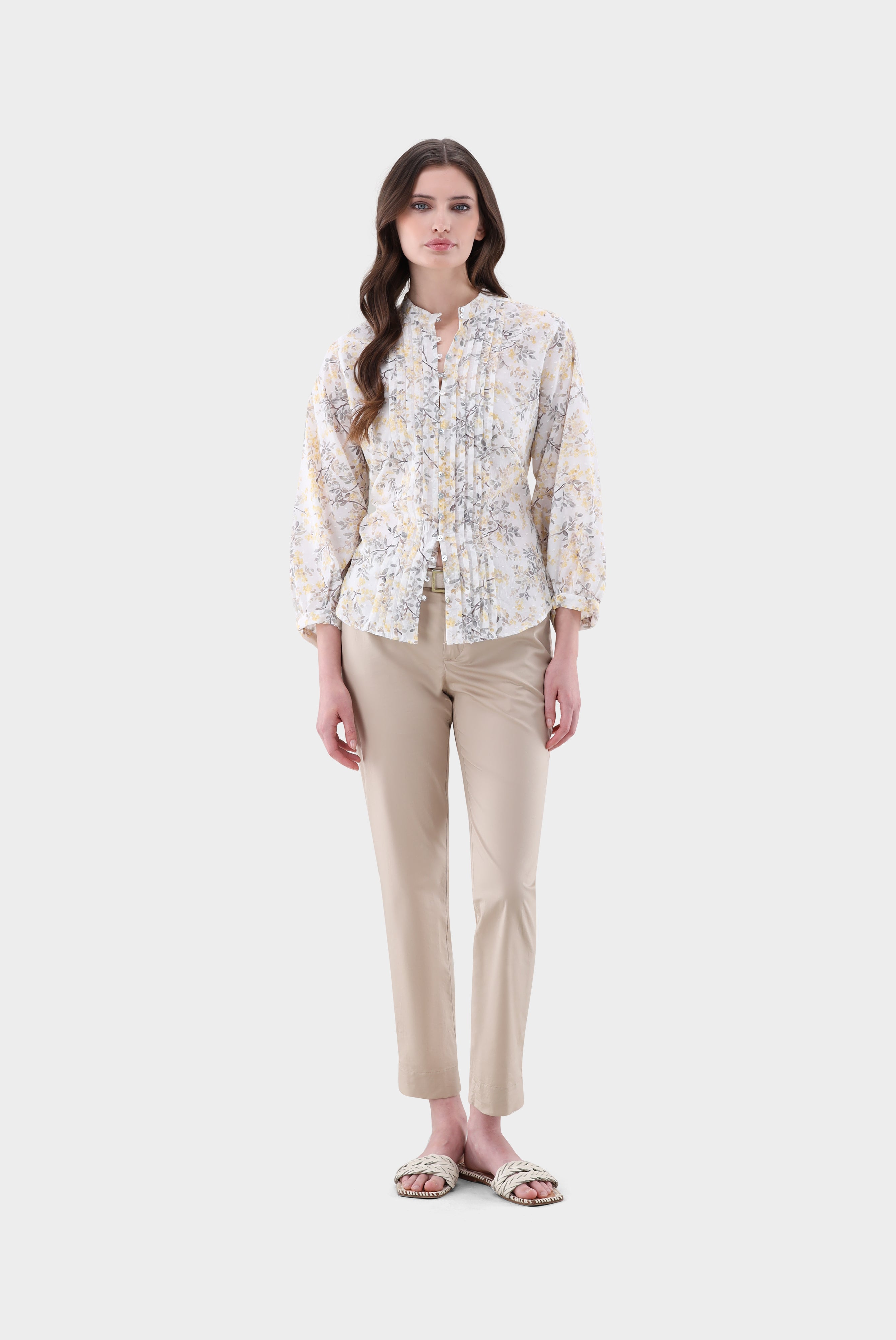 Stand-up collar blouse with pleats on the front
