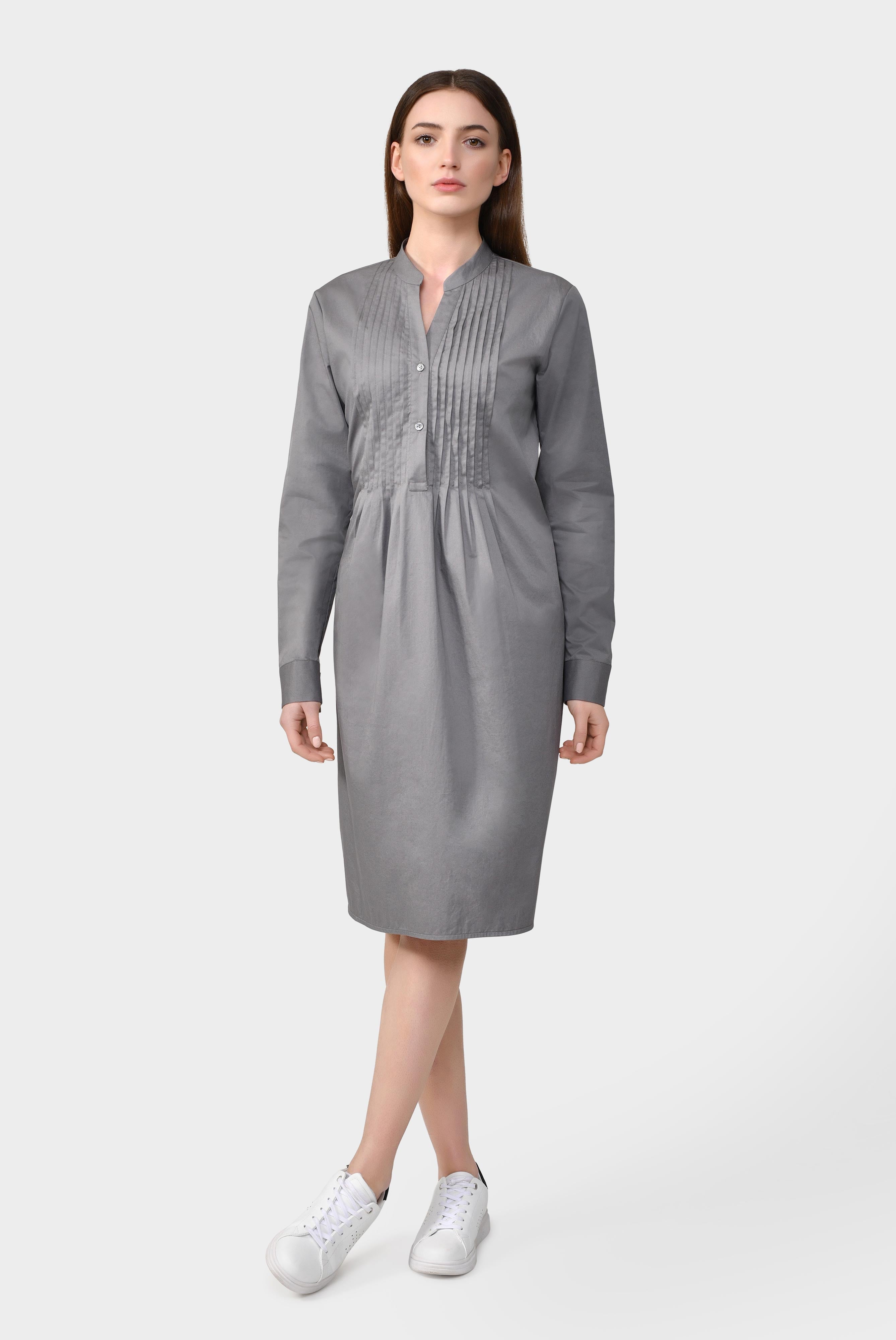 Knielanges Kleid mit Stehkragen und Raffdetails