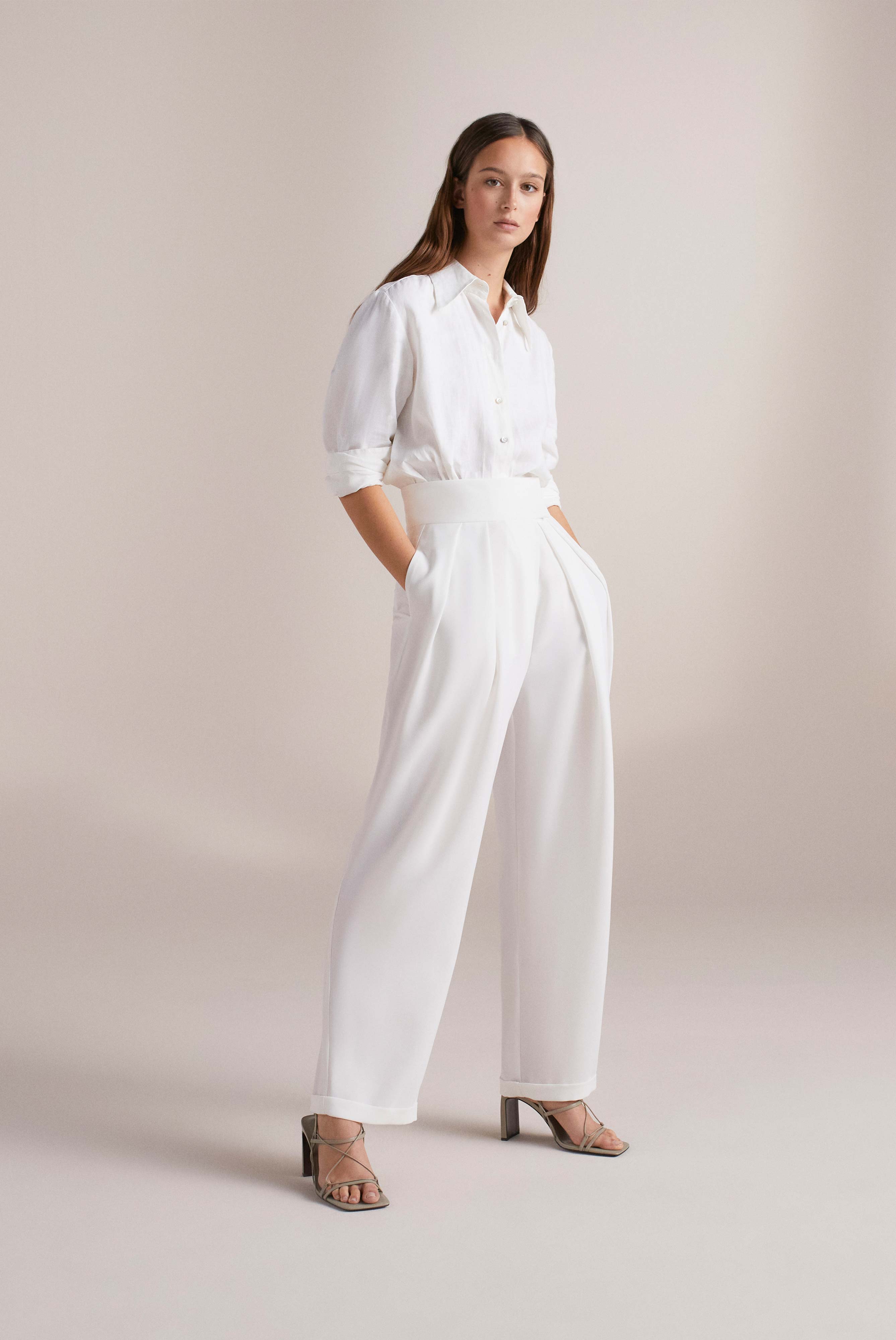 Loose-fitting shirt blouse in soft washed white linen
