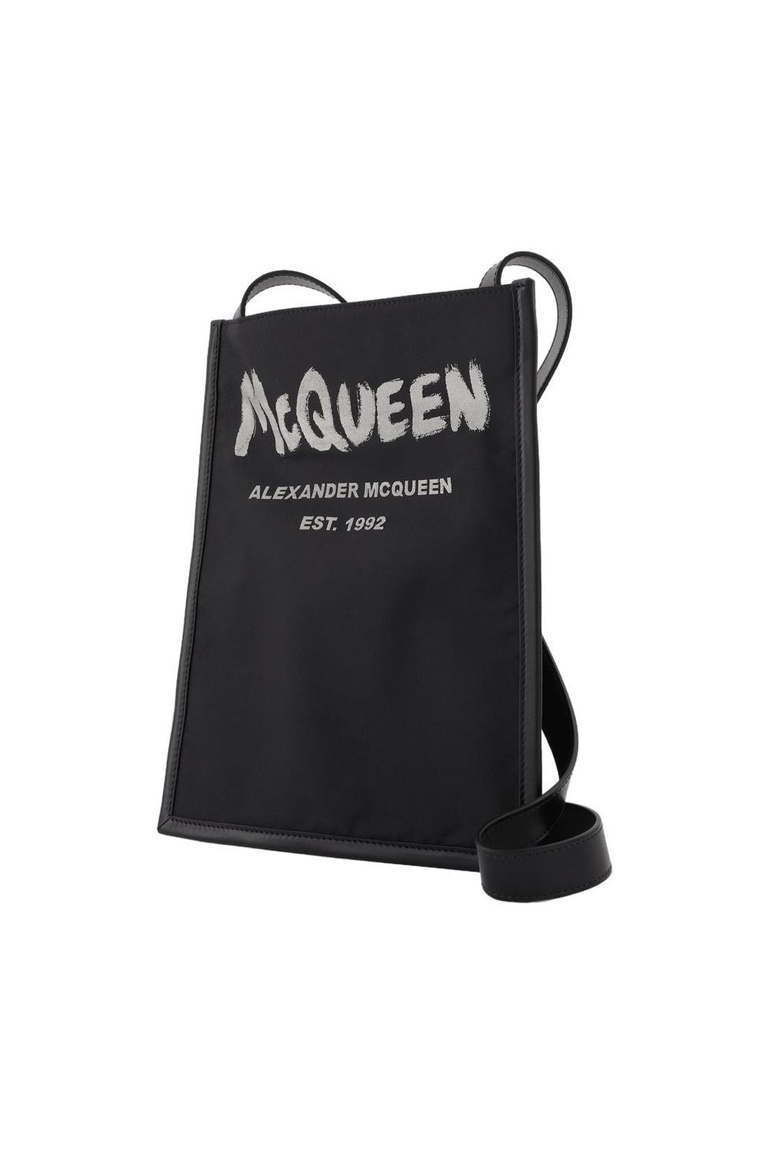 Graffiti-Handytasche in Schwarz &amp; Weiß