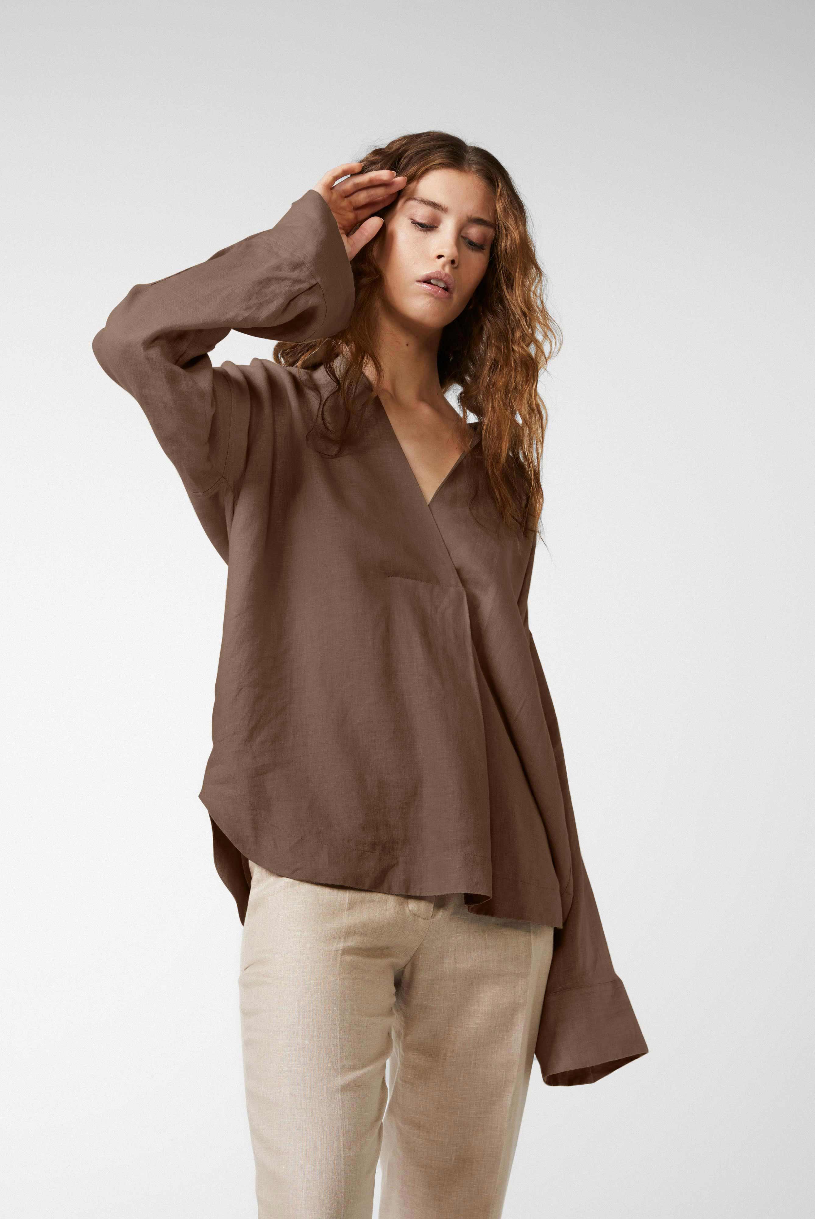 Oversize Bluse mit Hemdblusenkragen und V-Ausschnitt