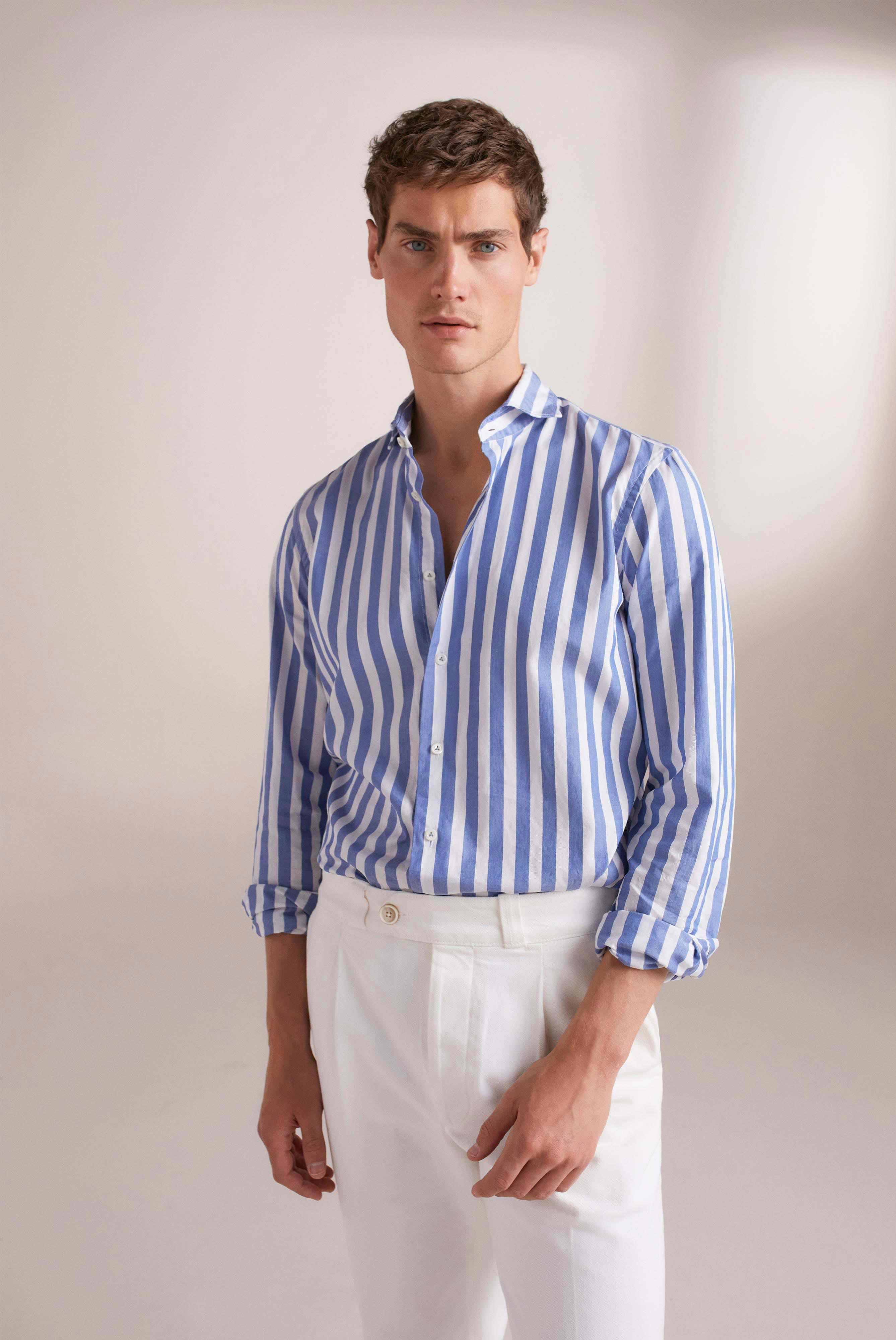 Chemise moderne en coton, coupe ajustée, à rayures denim, bleue et blanche