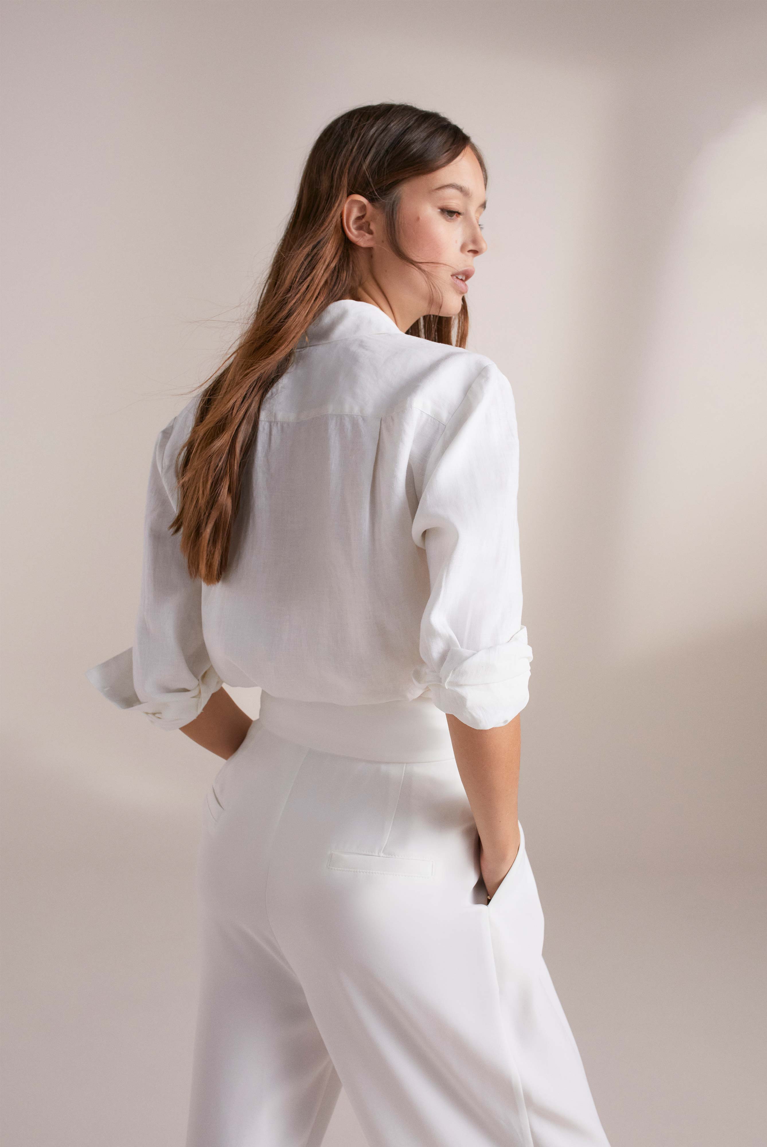 Loose-fitting shirt blouse in soft washed white linen