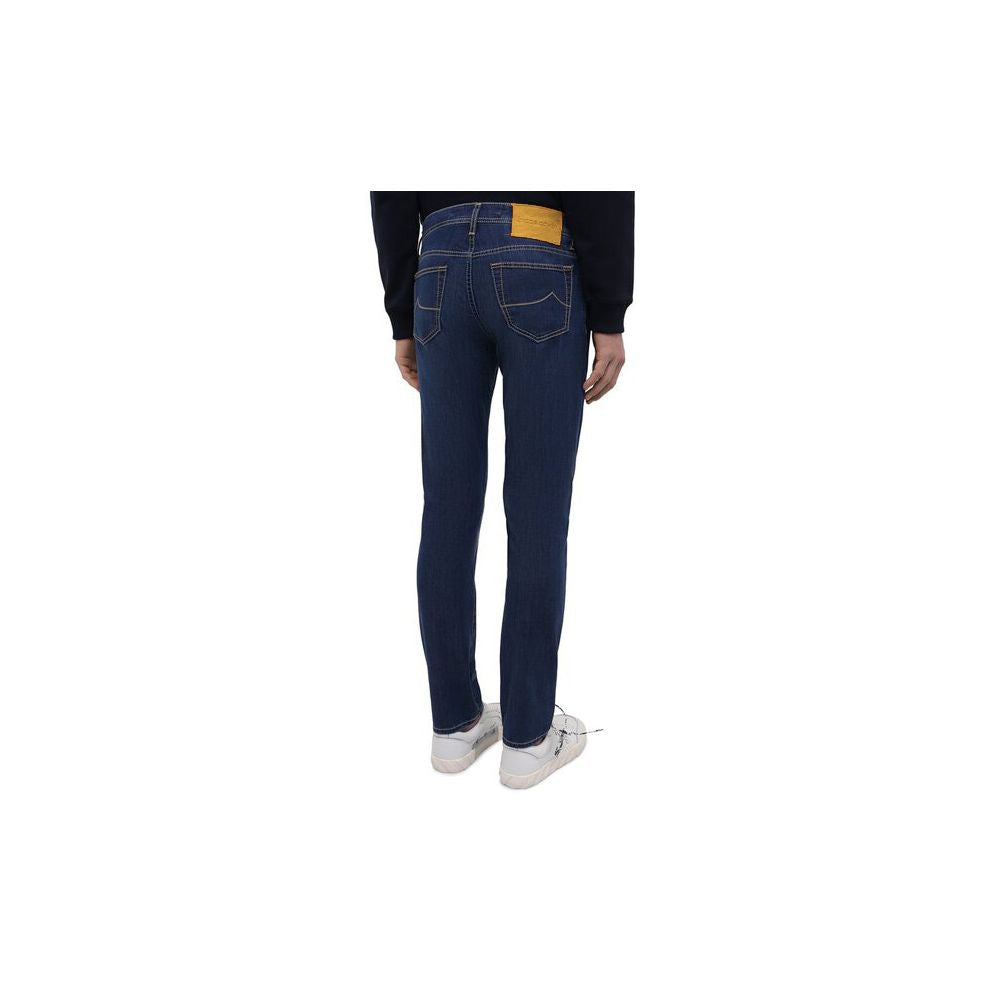 Anspruchsvolle dunkelblaue Denim-Jeans mit schmaler Passform