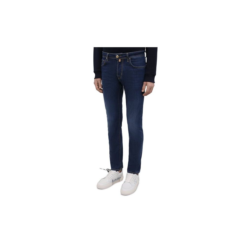 Anspruchsvolle dunkelblaue Denim-Jeans mit schmaler Passform