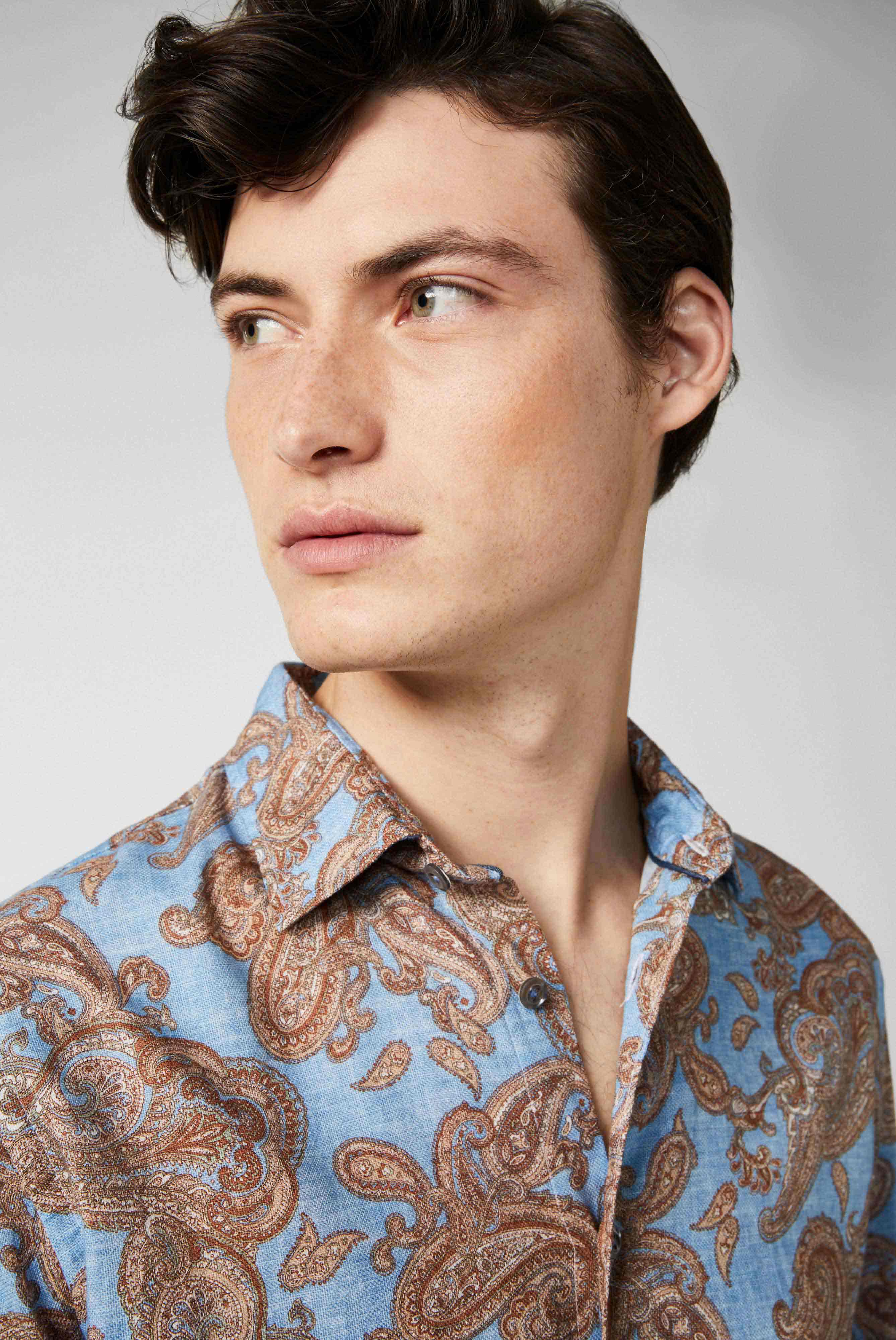 Structured cotton shirt with vintage paisley print and piping details