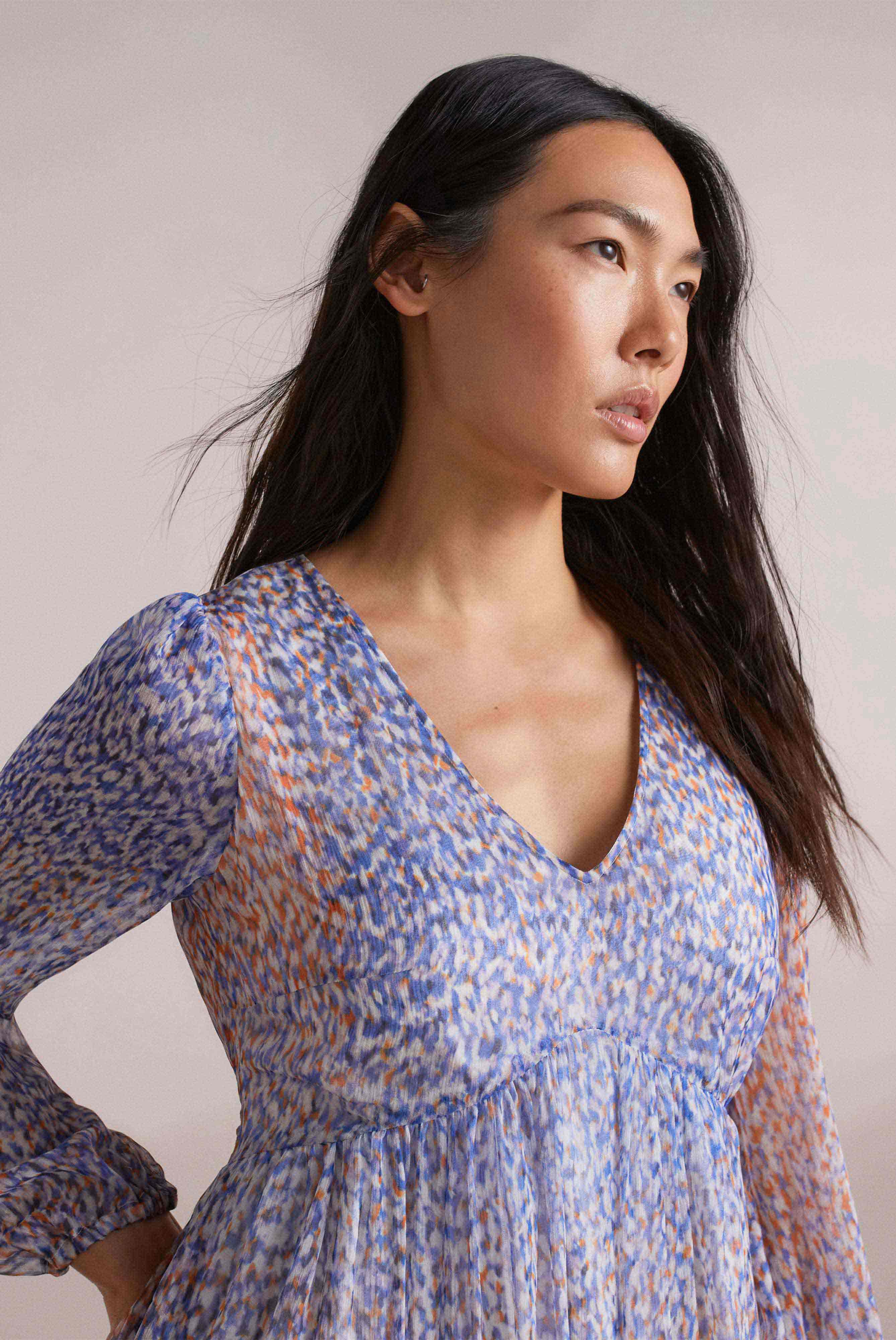 Elegant silk maxi dress in crepe de chine with a blue/orange print pattern