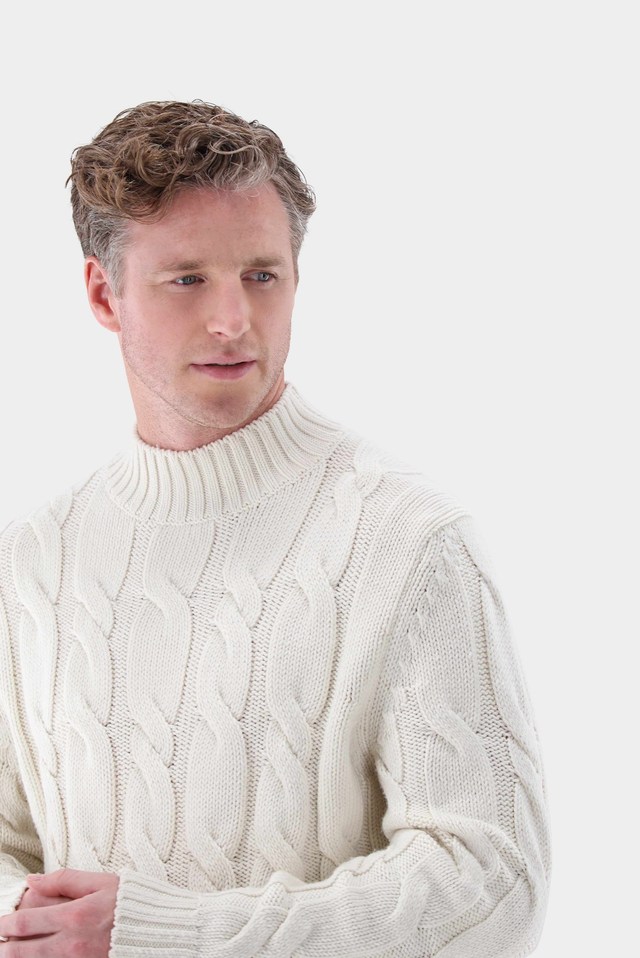 Stehkragenpullover mit Zopfmuster aus Merinowolle