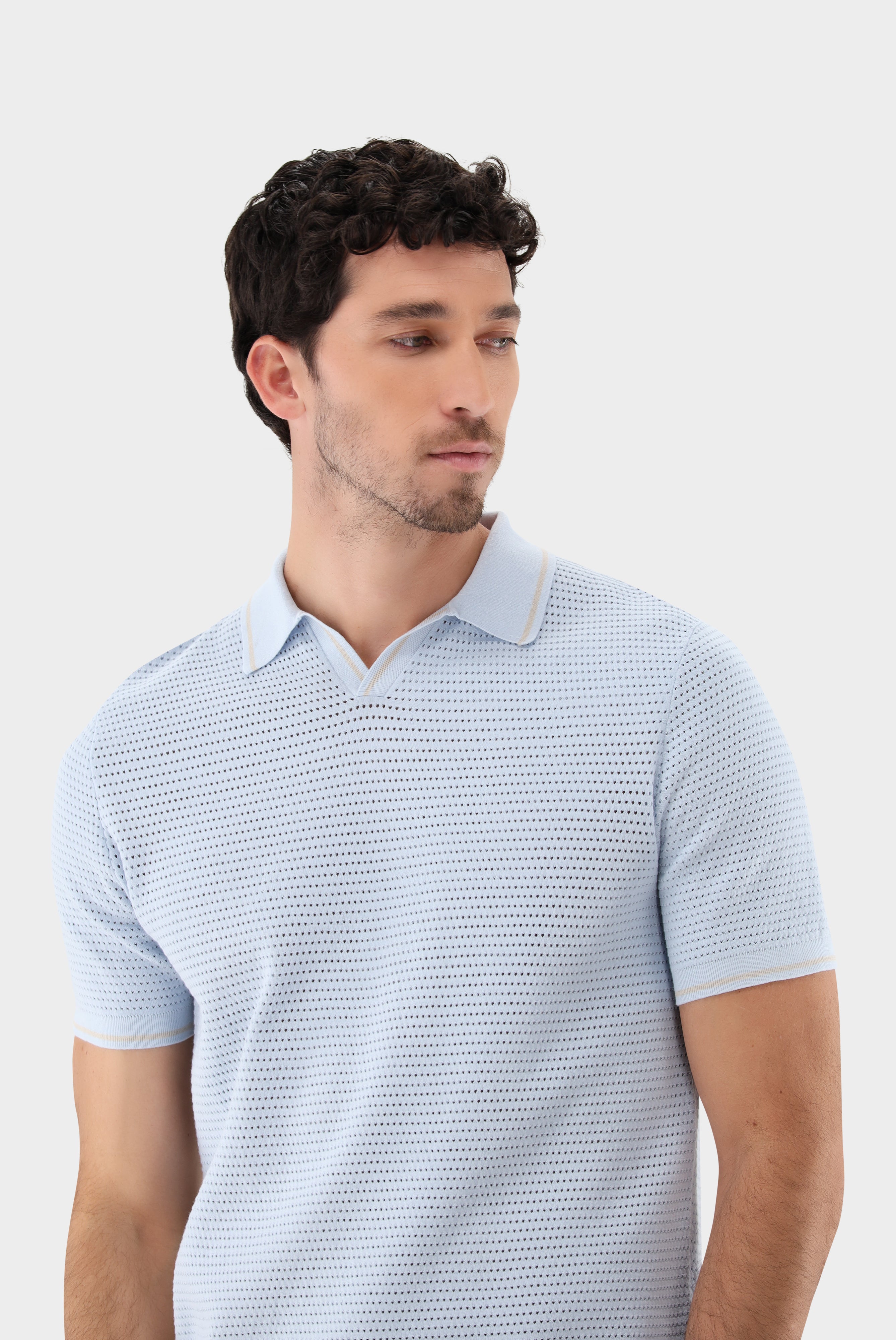 V-Neck Polo mit Retro Strukturund Kontrastkragen