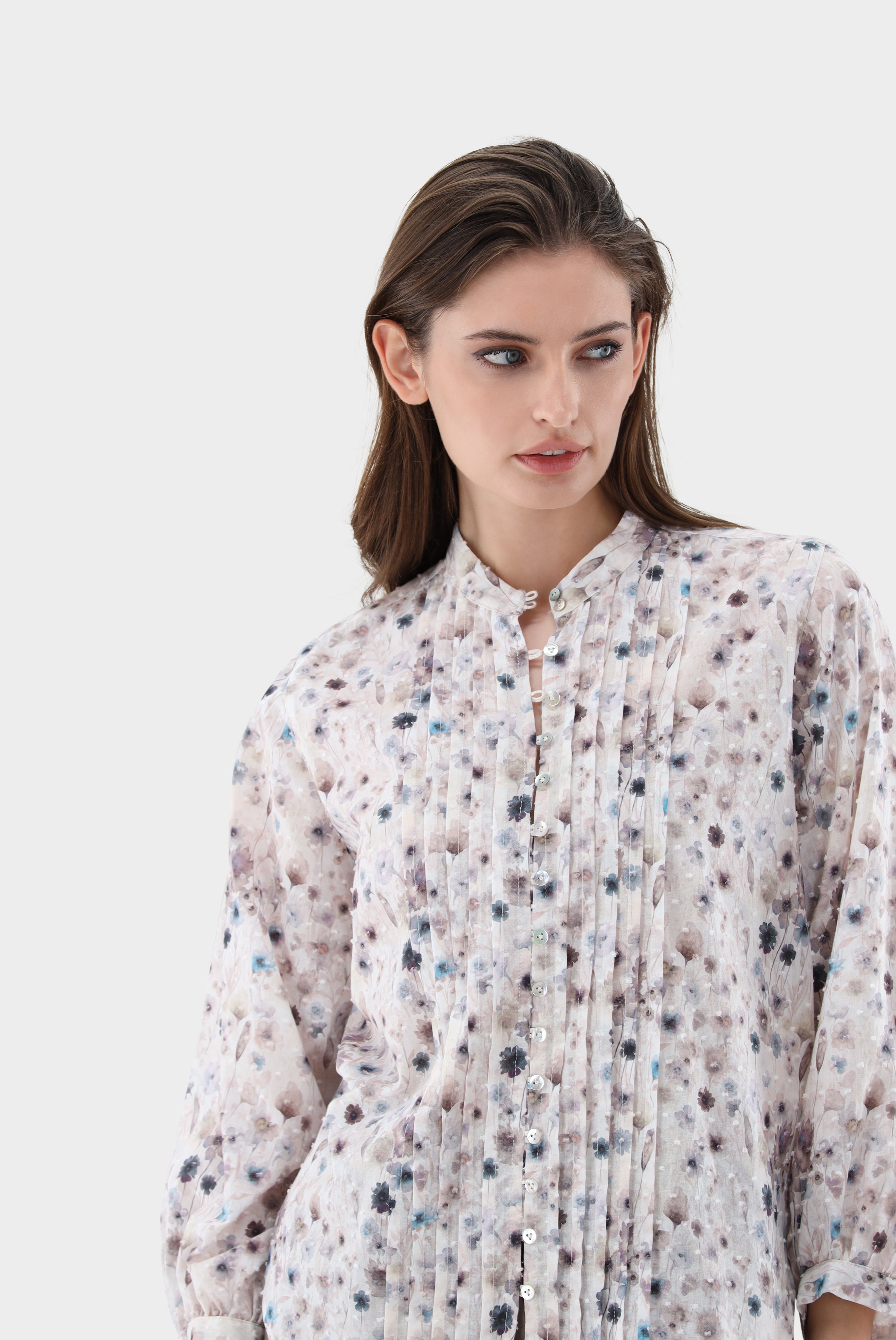 Stehkragenbluse mit Biesen an der Vorderseite