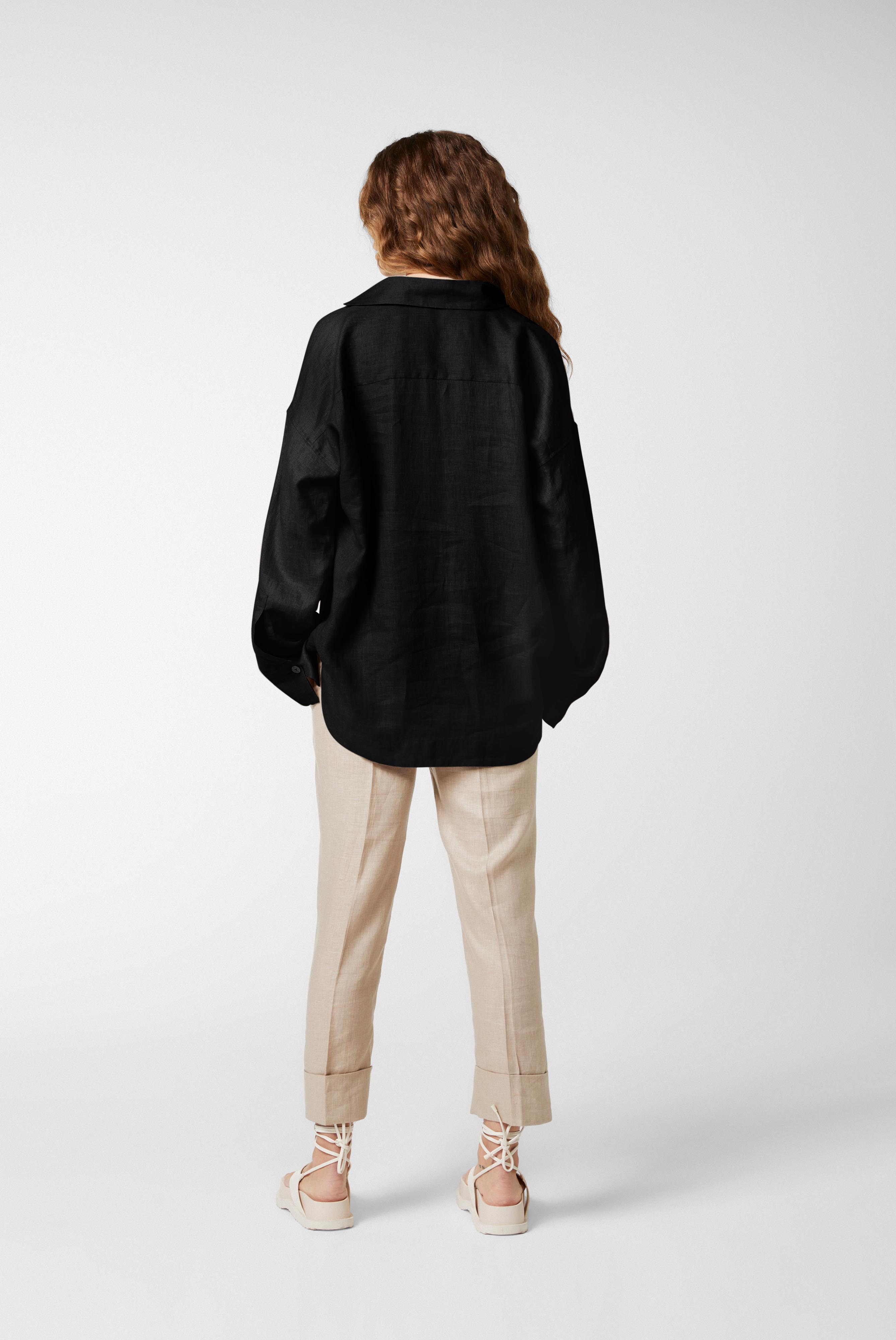 Oversize Bluse mit Hemdblusenkragen und V-Ausschnitt Schwarz