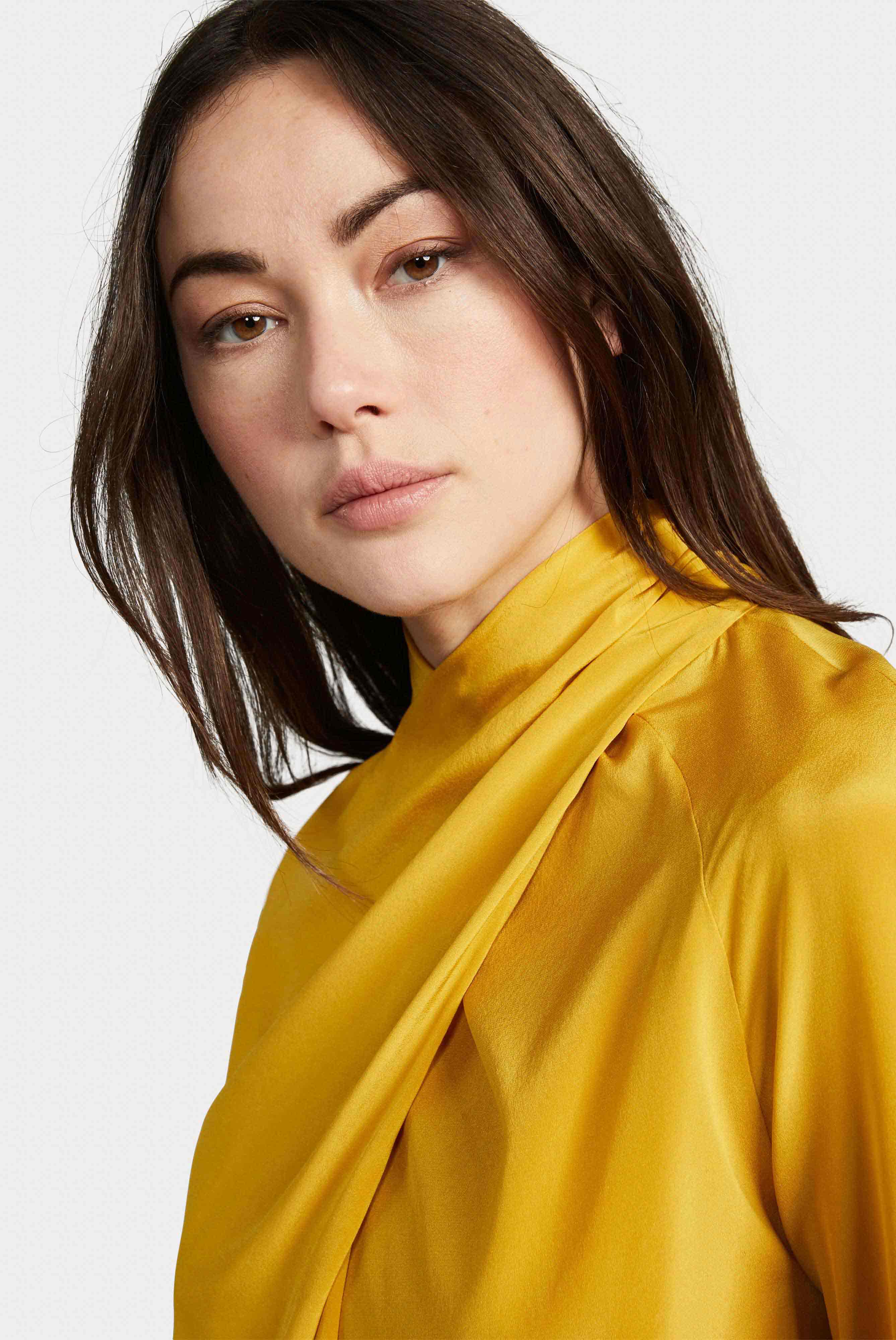 Bluse mit drapiertem Kragen Gelb