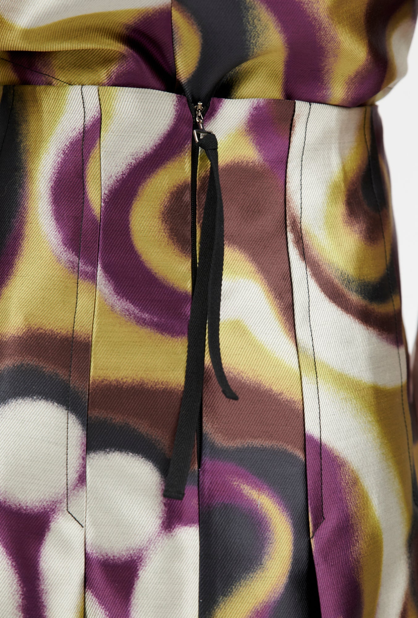 Shiny Serge Blurred Paisley Rock, Merlot