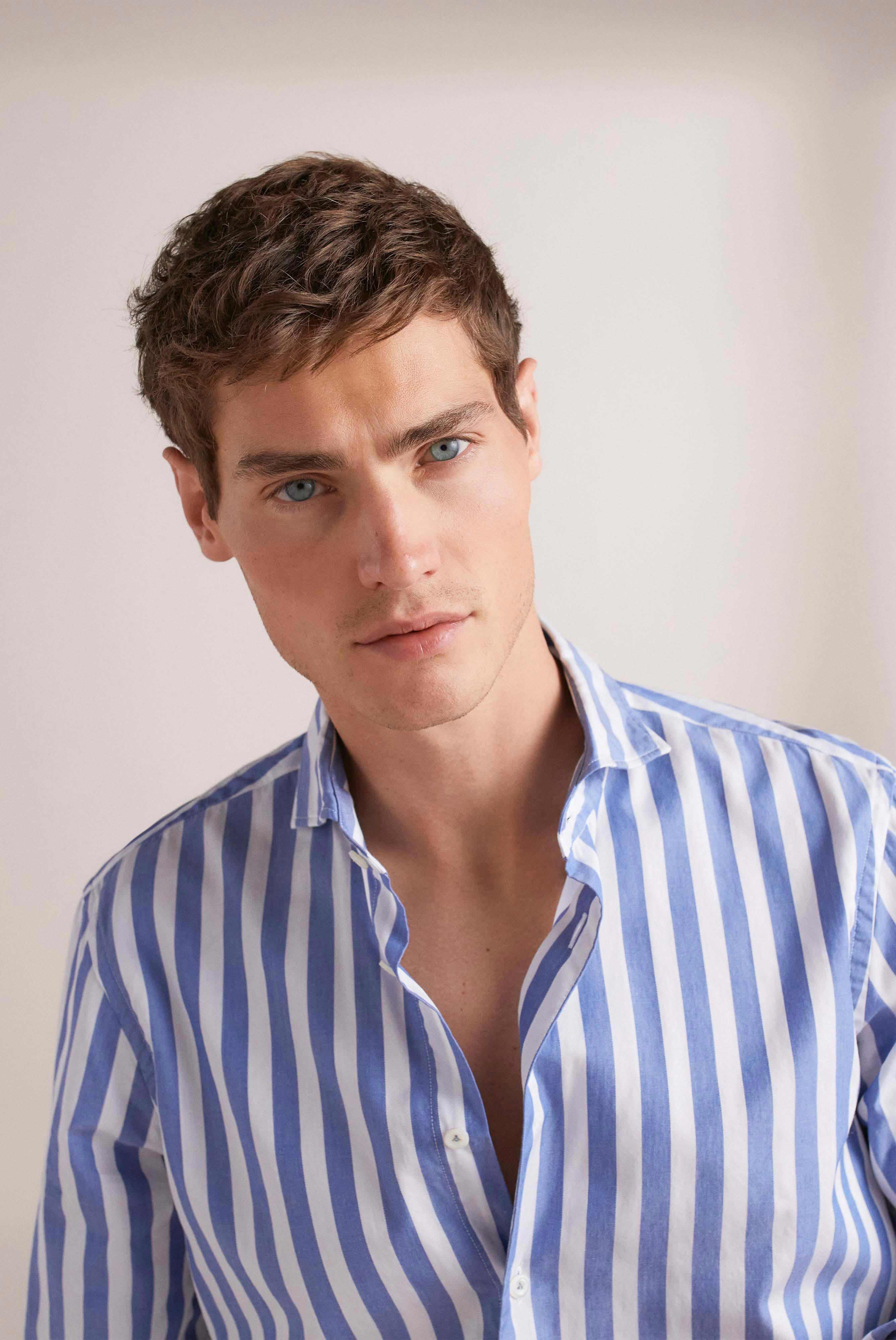 Chemise moderne en coton, coupe ajustée, à rayures denim, bleue et blanche