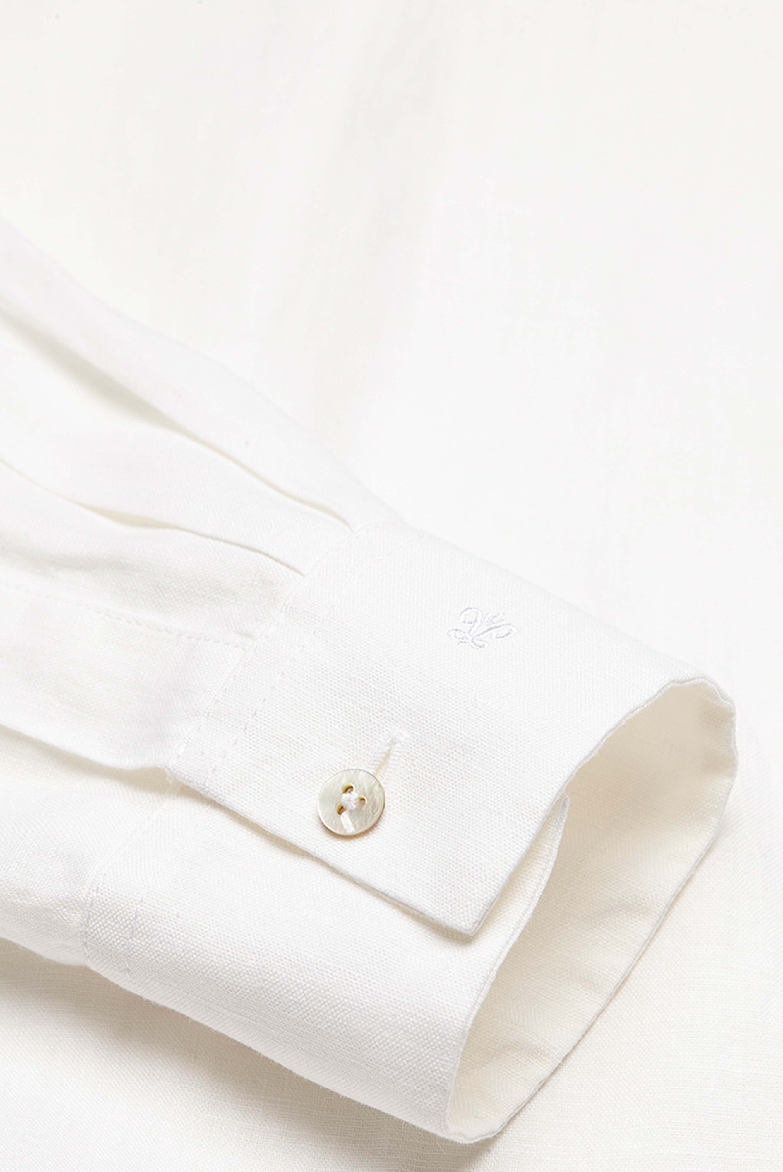 Loose-fitting shirt blouse in soft washed white linen